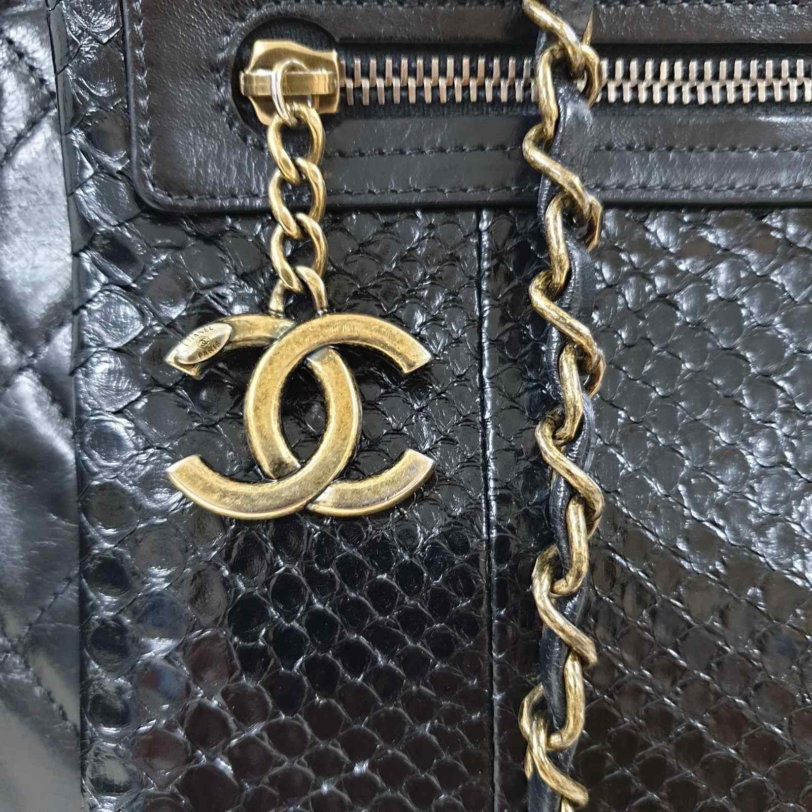 Chanel Black Python Quilted Lambskin Tote Bag In Good Condition In Krakow, PL