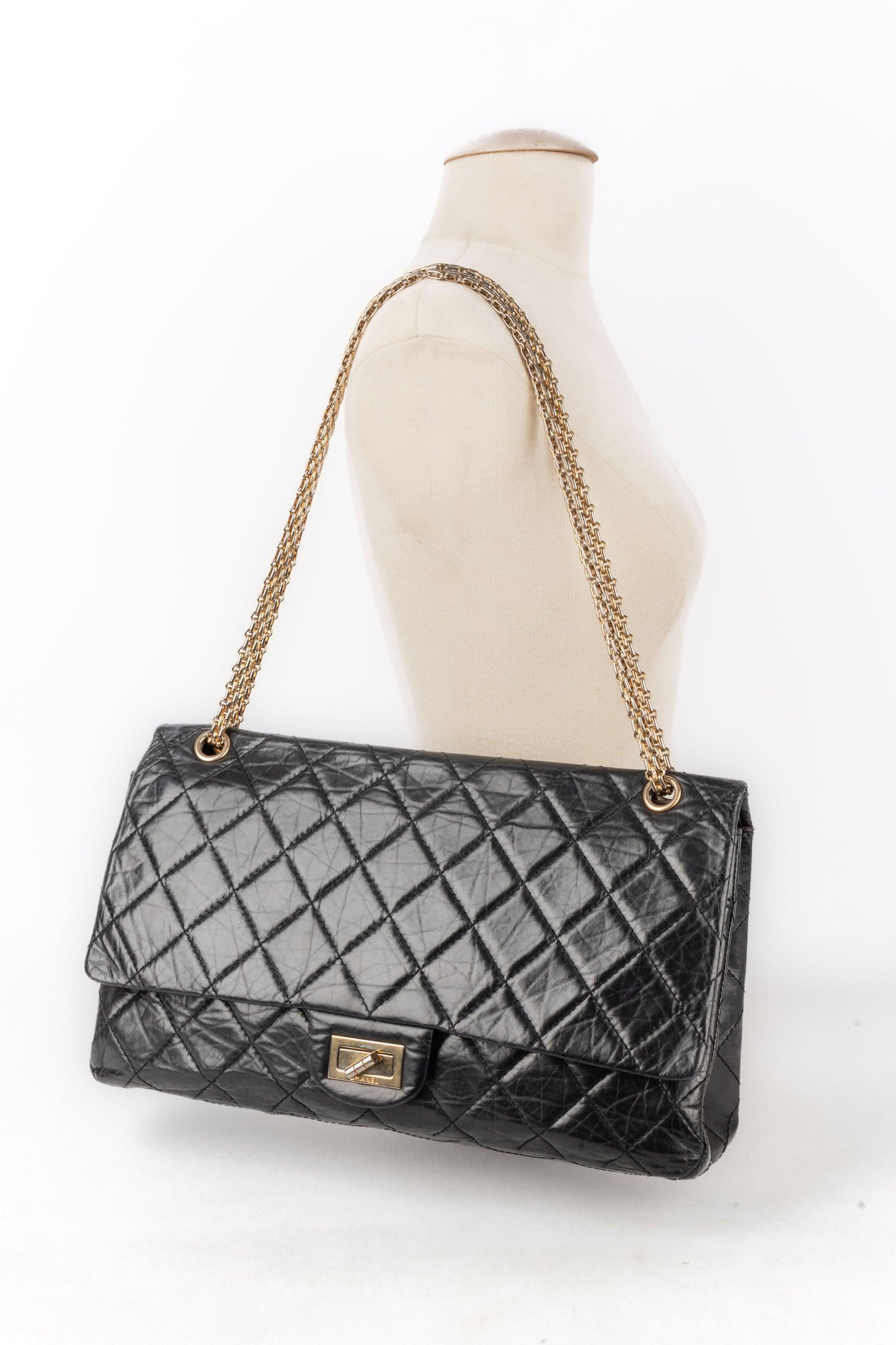 Chanel - (Fabricado en Francia) Bolso acolchado negro de piel de becerro envejecida 