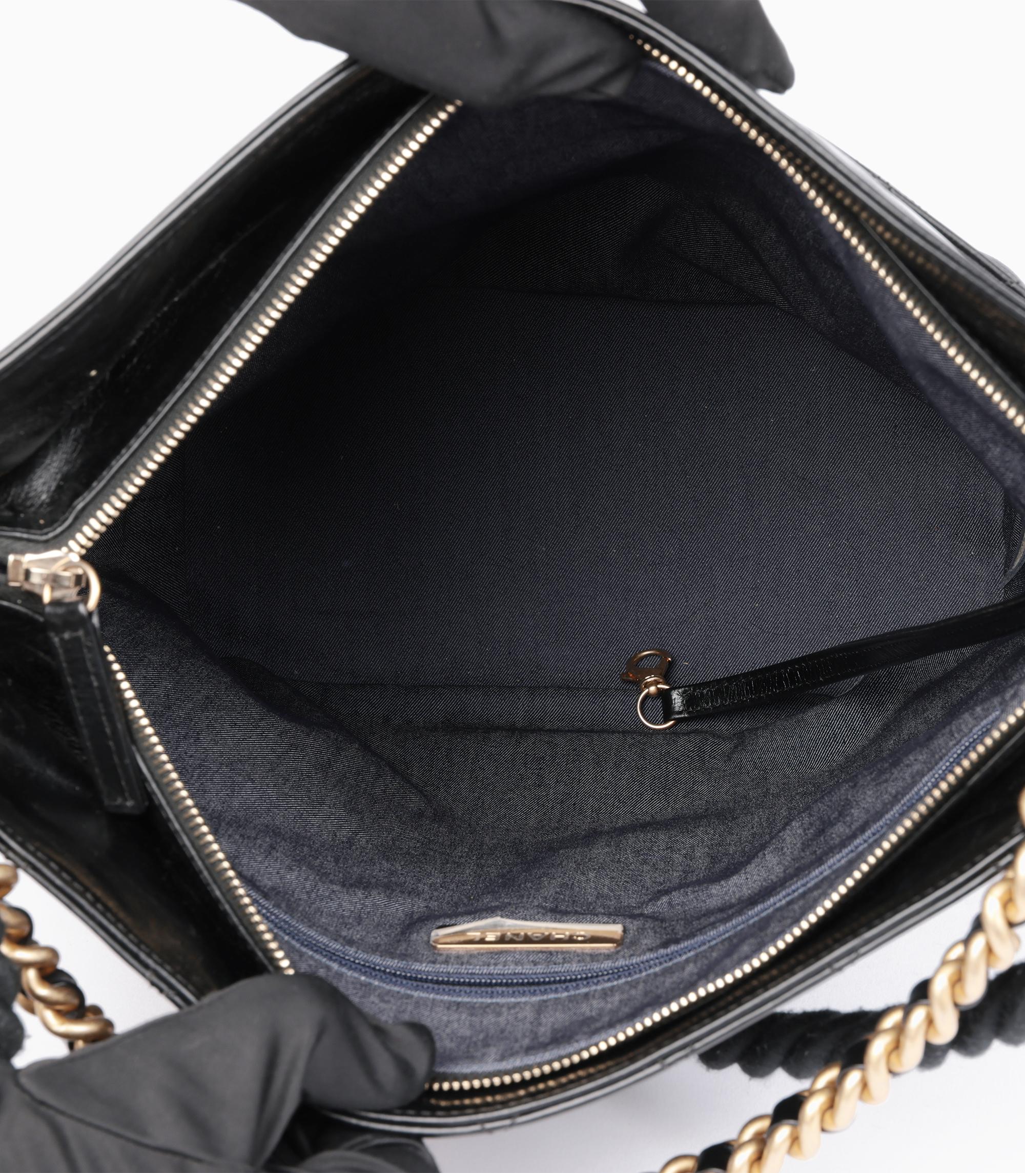 Chanel Borsa Hobo En Vogue in pelle di vitello invecchiata trapuntata nera in vendita 3