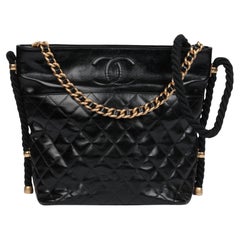 Chanel Bolso Hobo Acolchado Negro Piel de Becerro Envejecida En Vogue