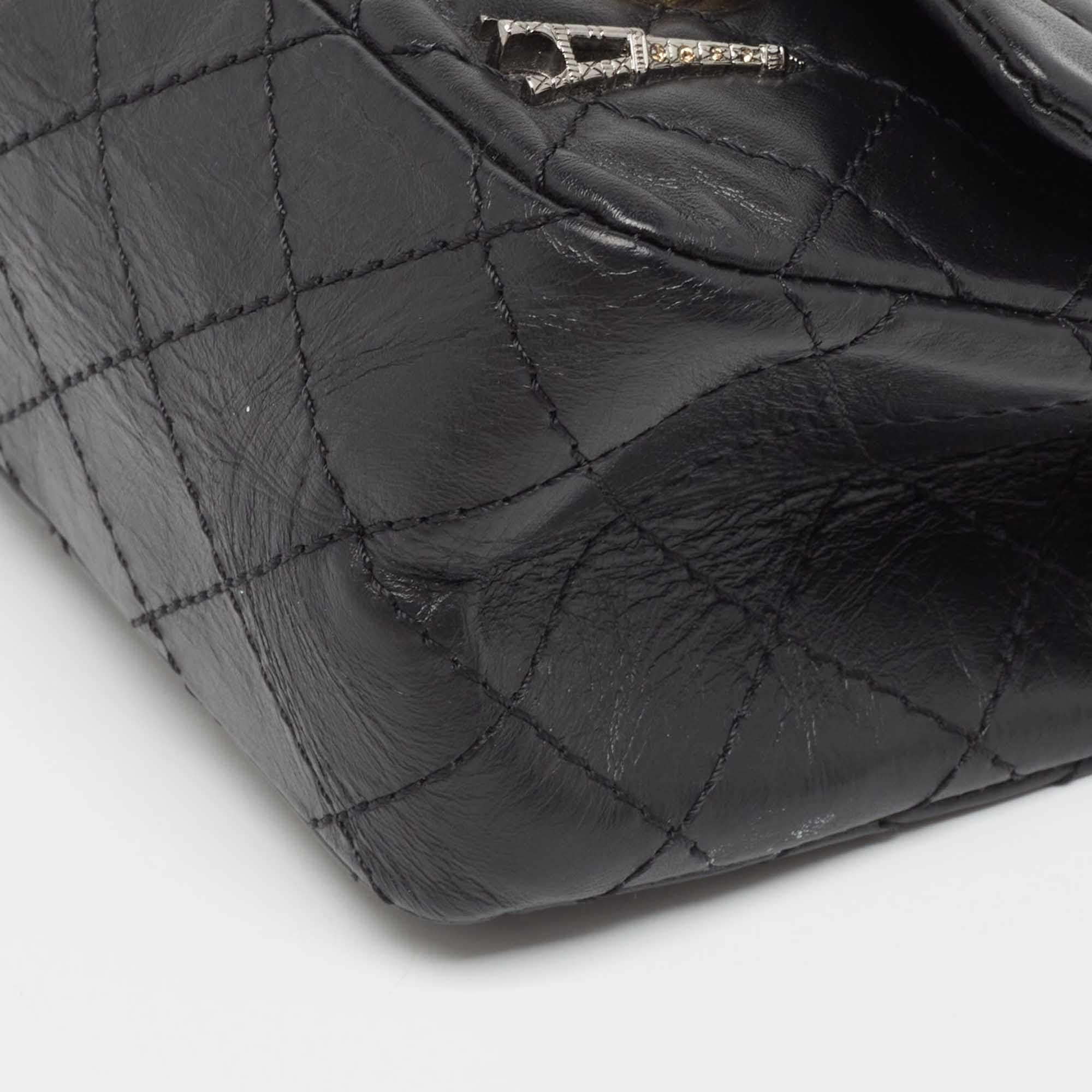 Chanel - Sac à rabat en cuir vieilli 225 Lucky Charm Reissue 2.55 - noir matelassé en vente 6
