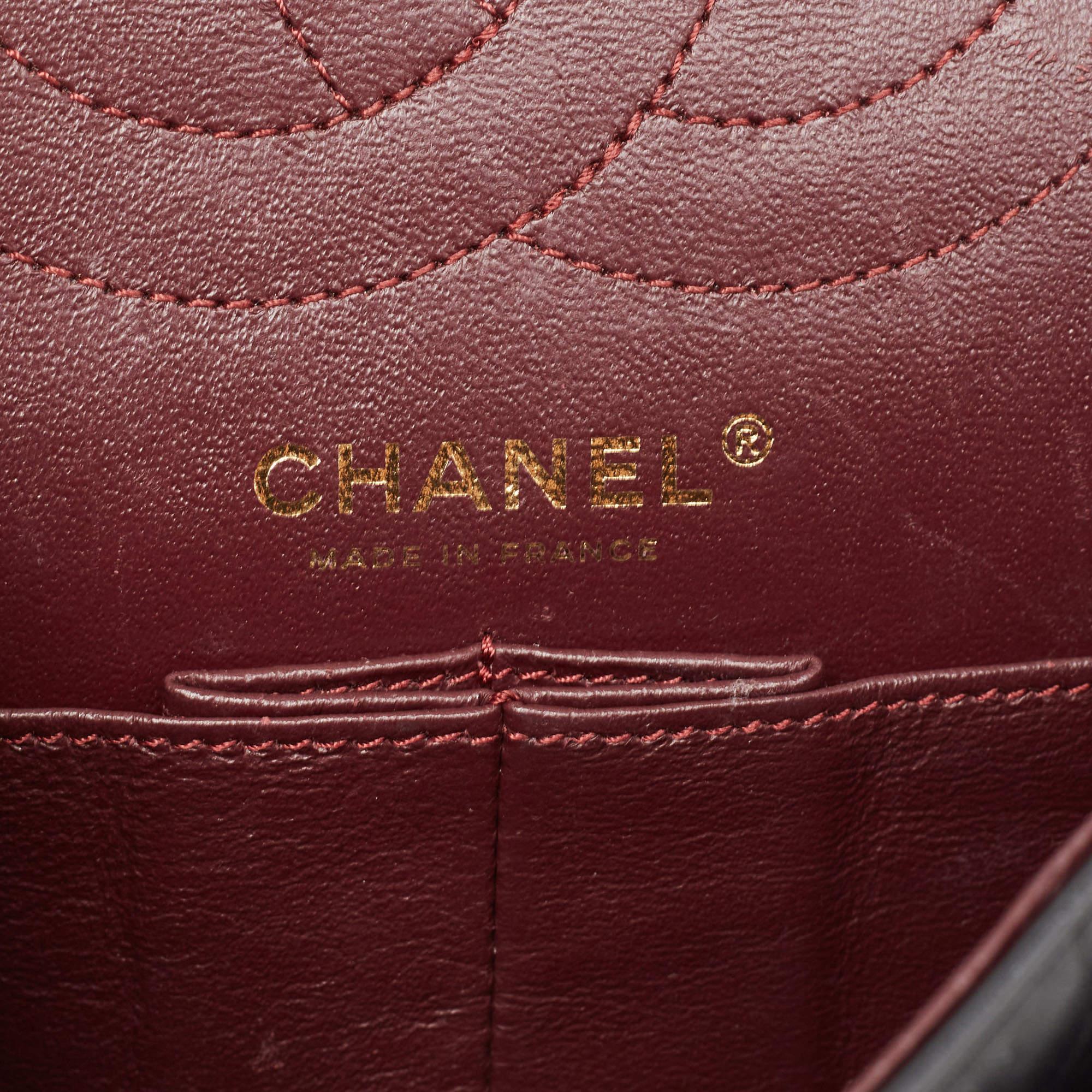 Chanel - Sac à rabat en cuir vieilli 225 Lucky Charm Reissue 2.55 - noir matelassé en vente 3
