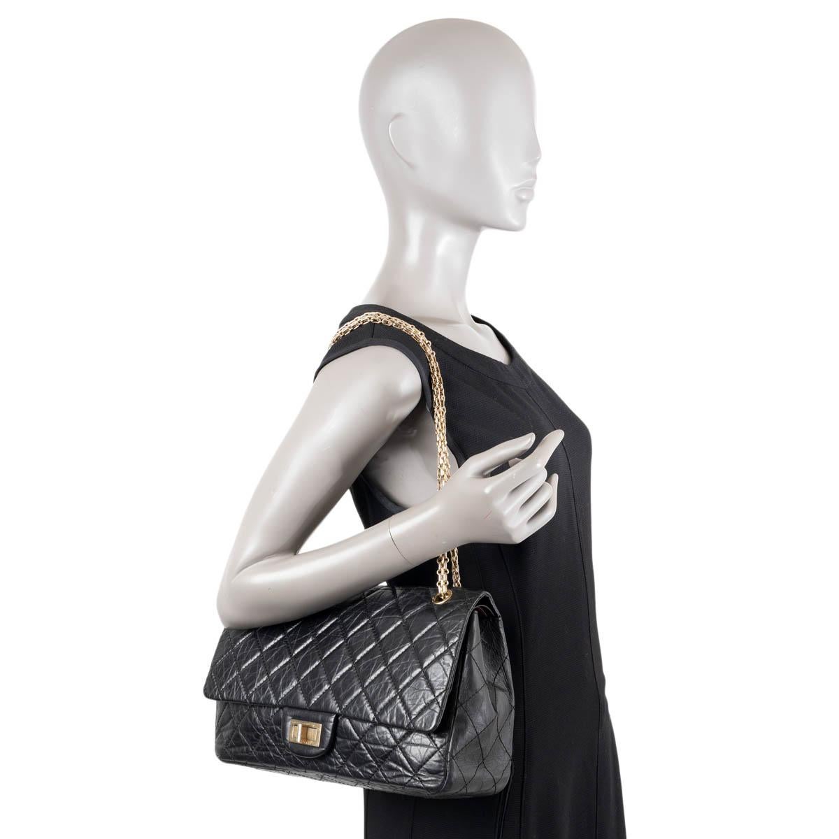 CHANEL black quilted aged leather 2.55 227 REISSUE MAXI FLAP Shoulder Bag For Sale 6