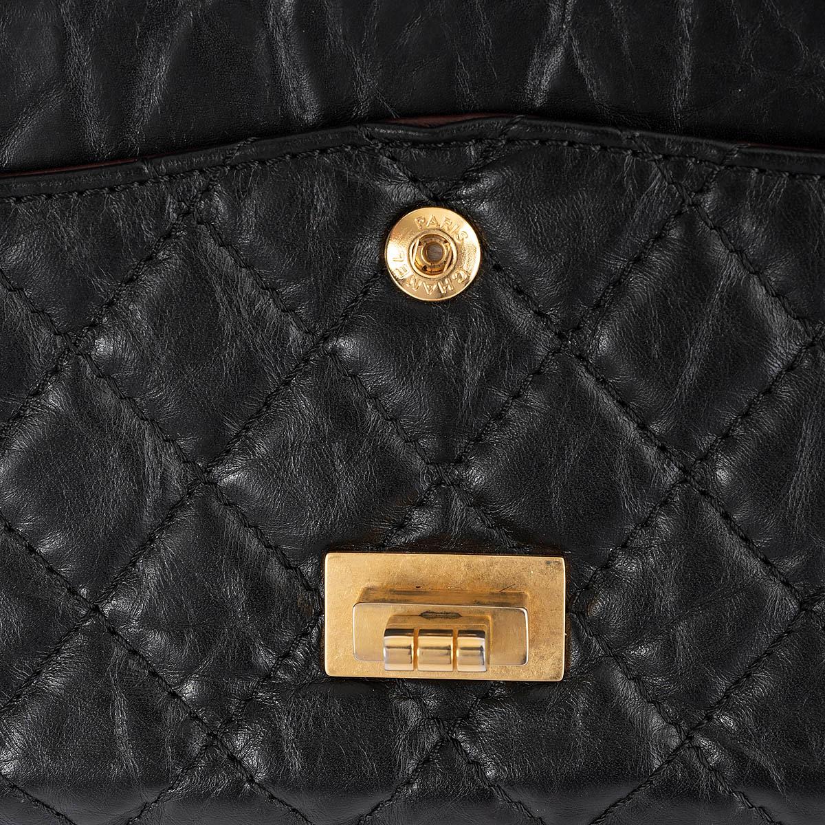 CHANEL black quilted aged leather 2.55 REISSUE 225 MEDIUM Shoulder Bag For Sale 2