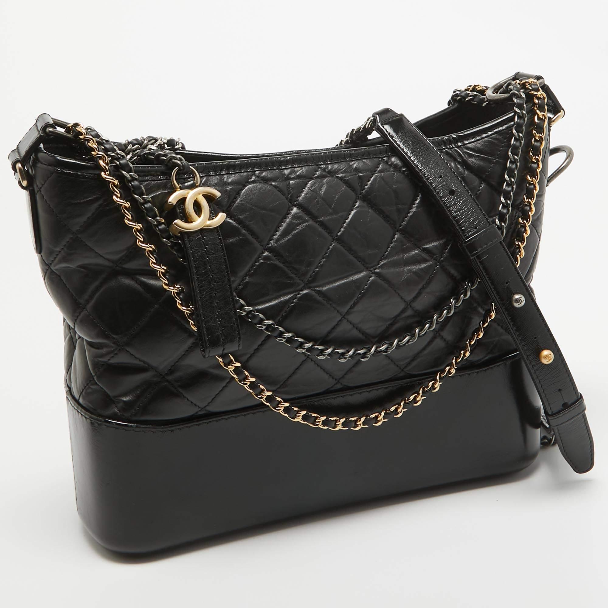 Chanel Schwarzes gestepptes gealtertes Leder Medium Gabrielle Hobo im Zustand „Gut“ im Angebot in Dubai, Al Qouz 2