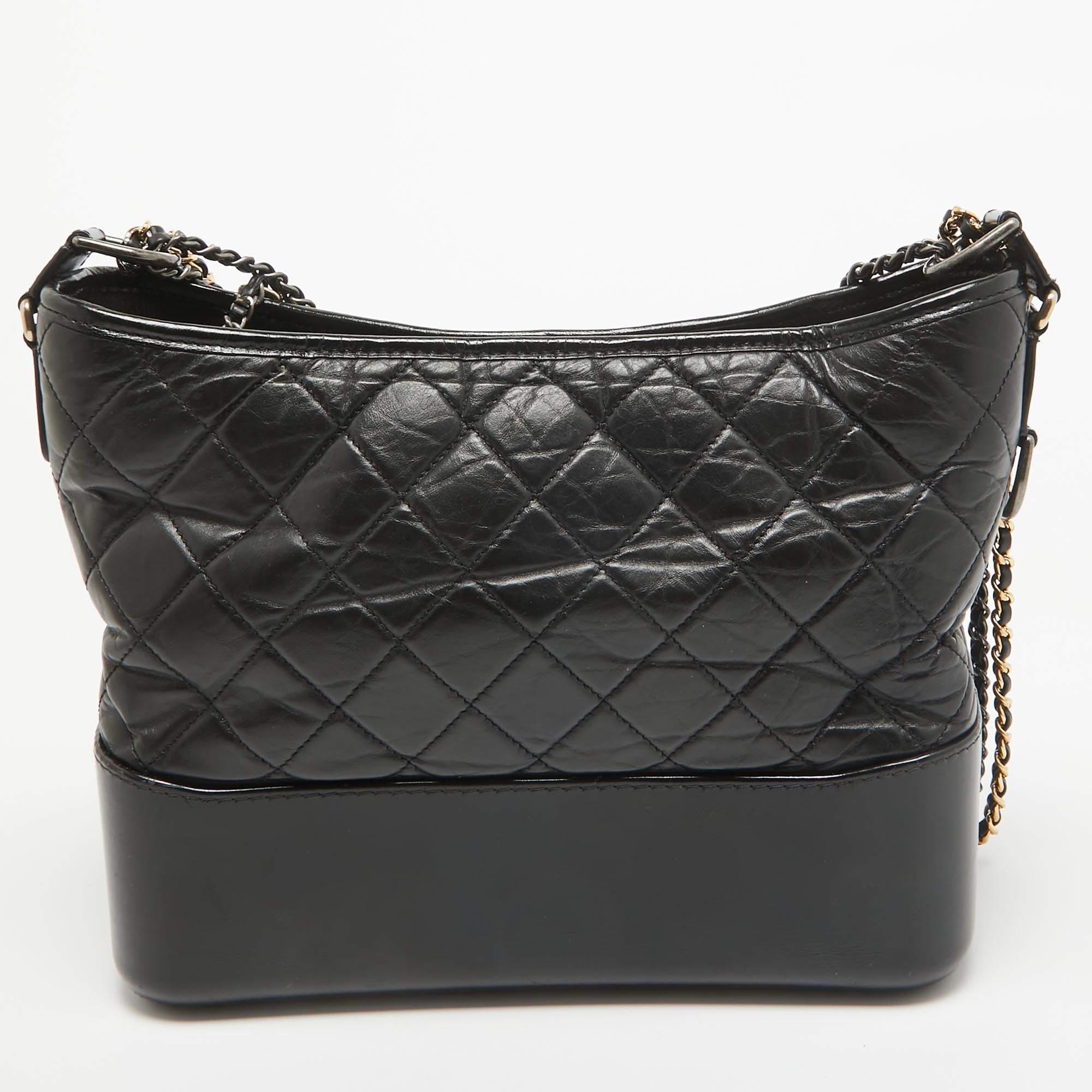 Chanel Schwarzes gestepptes gealtertes Leder Medium Gabrielle Hobo Damen im Angebot