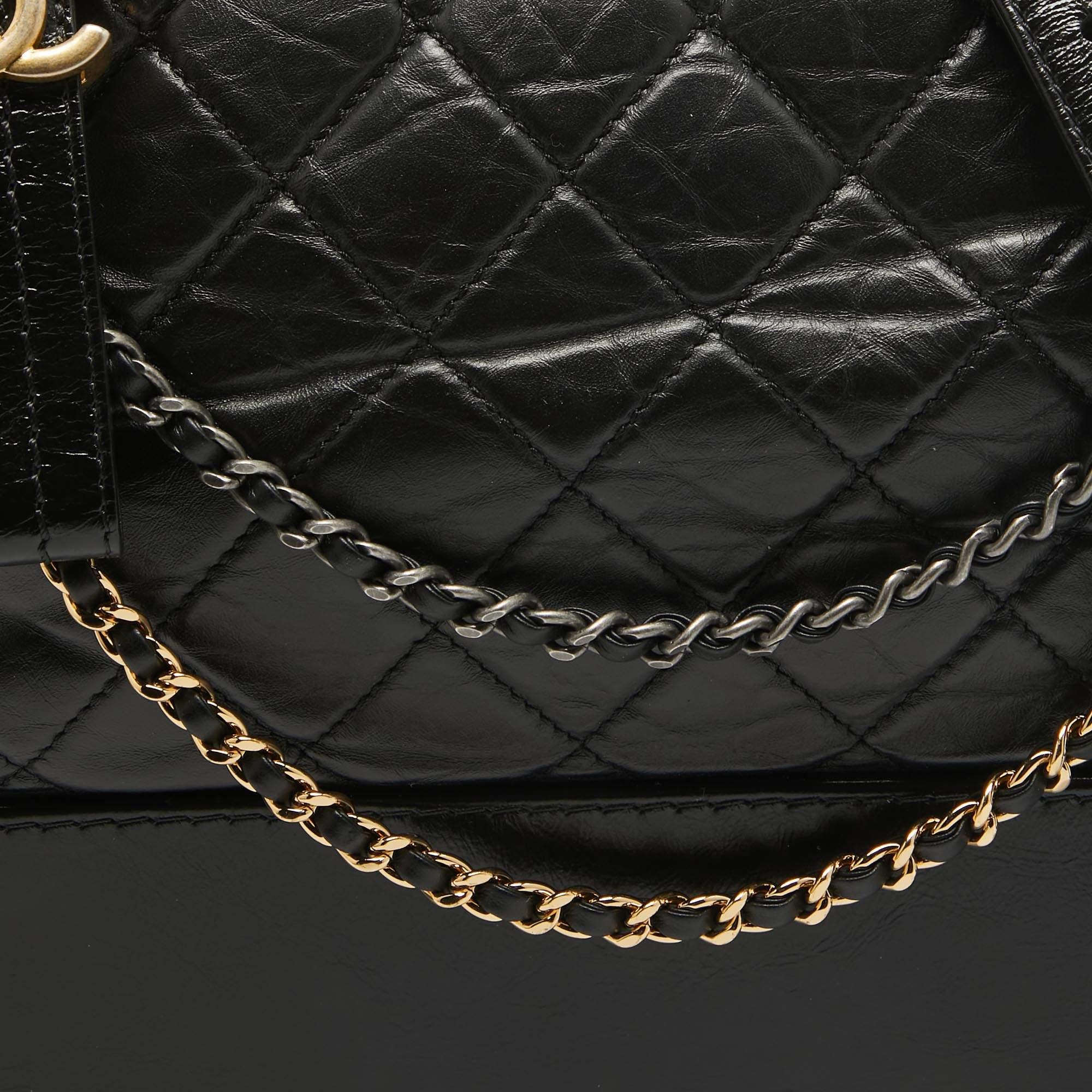 Chanel Schwarzes gestepptes gealtertes Leder Medium Gabrielle Hobo im Angebot 1