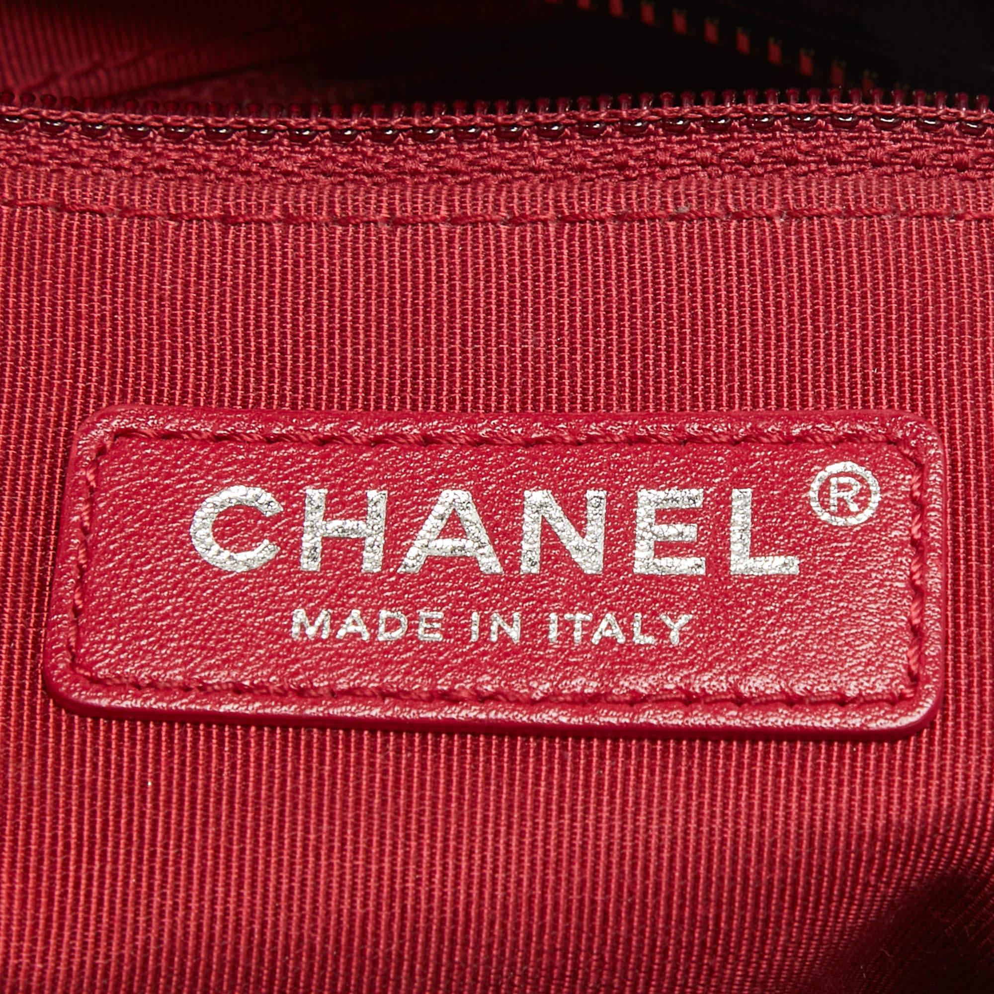 Chanel Schwarzes gestepptes gealtertes Leder Medium Gabrielle Hobo im Angebot 5