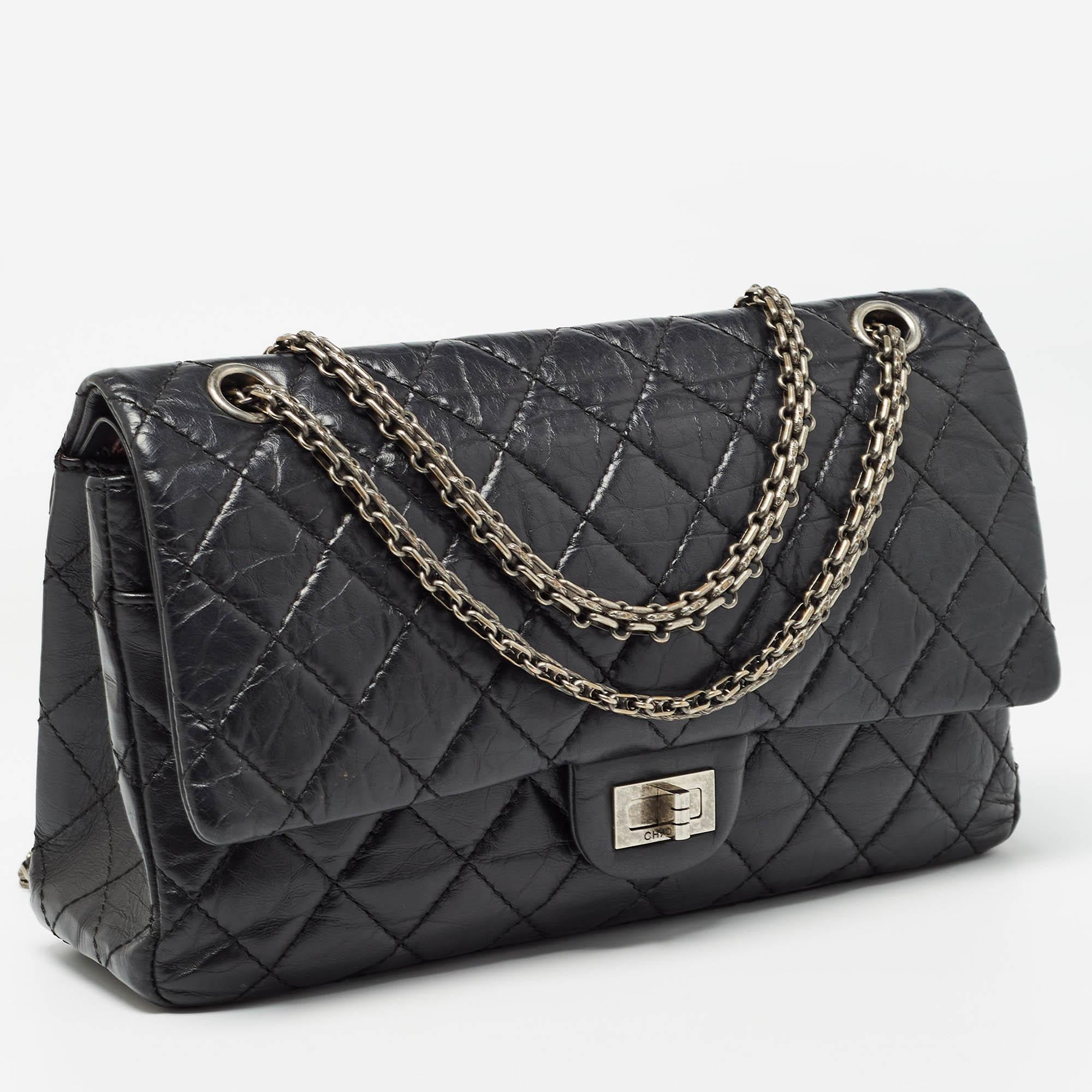 Chanel Negro Acolchado Cuero Envejecido Reissue 2.55 Classic 226 Bolso con Solapa en Bueno estado para la venta en Dubai, Al Qouz 2