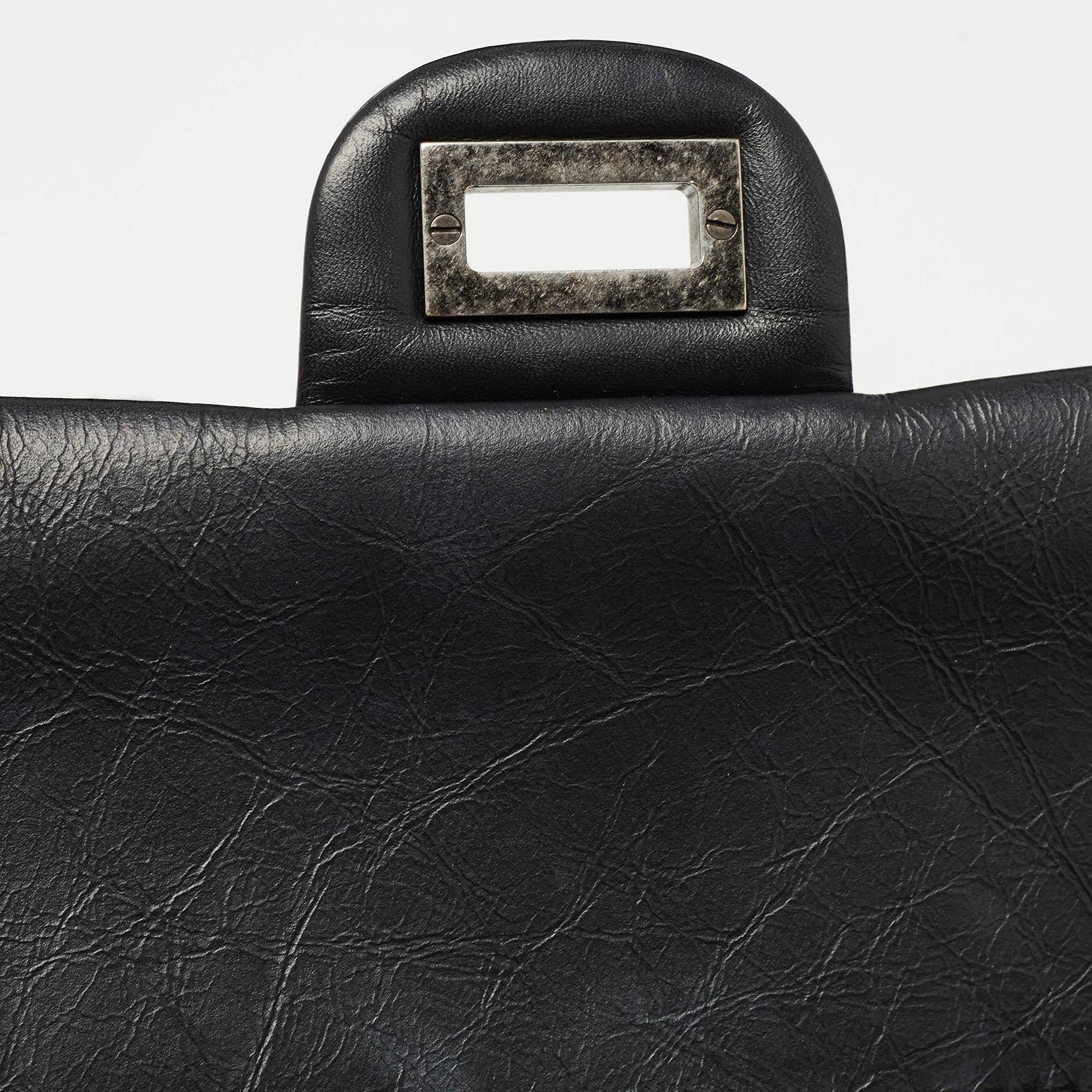 Chanel Negro Acolchado Cuero Envejecido Reissue 2.55 Classic 226 Bolso con Solapa en venta 4