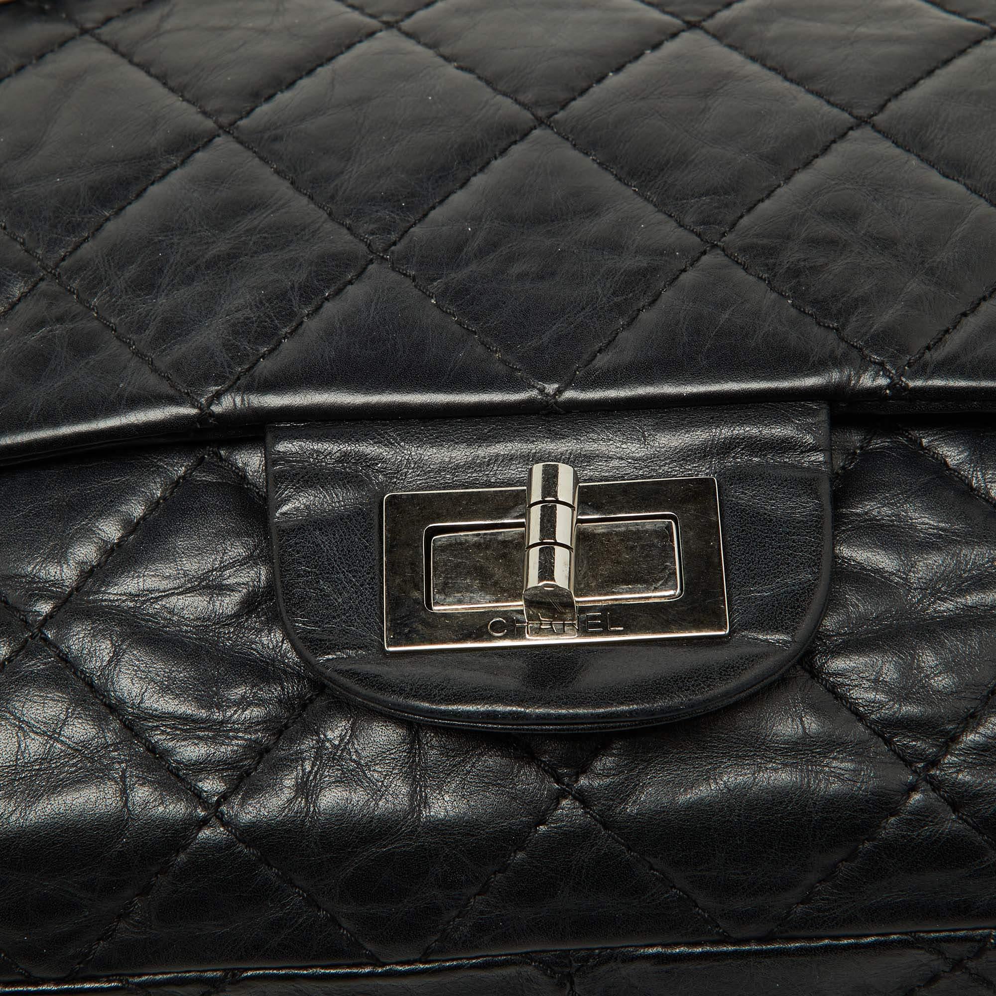 Chanel Schwarze gesteppte Reissue 2.55 klassische 227 Klappentasche aus gealtertem Leder im Angebot 6