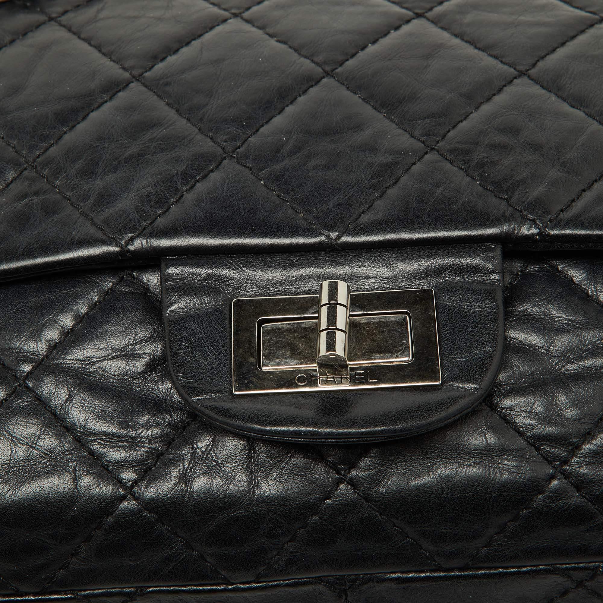 Chanel - Sac à rabat classique 227 en cuir vieilli matelassé noir, réédition 2.55 en vente 5