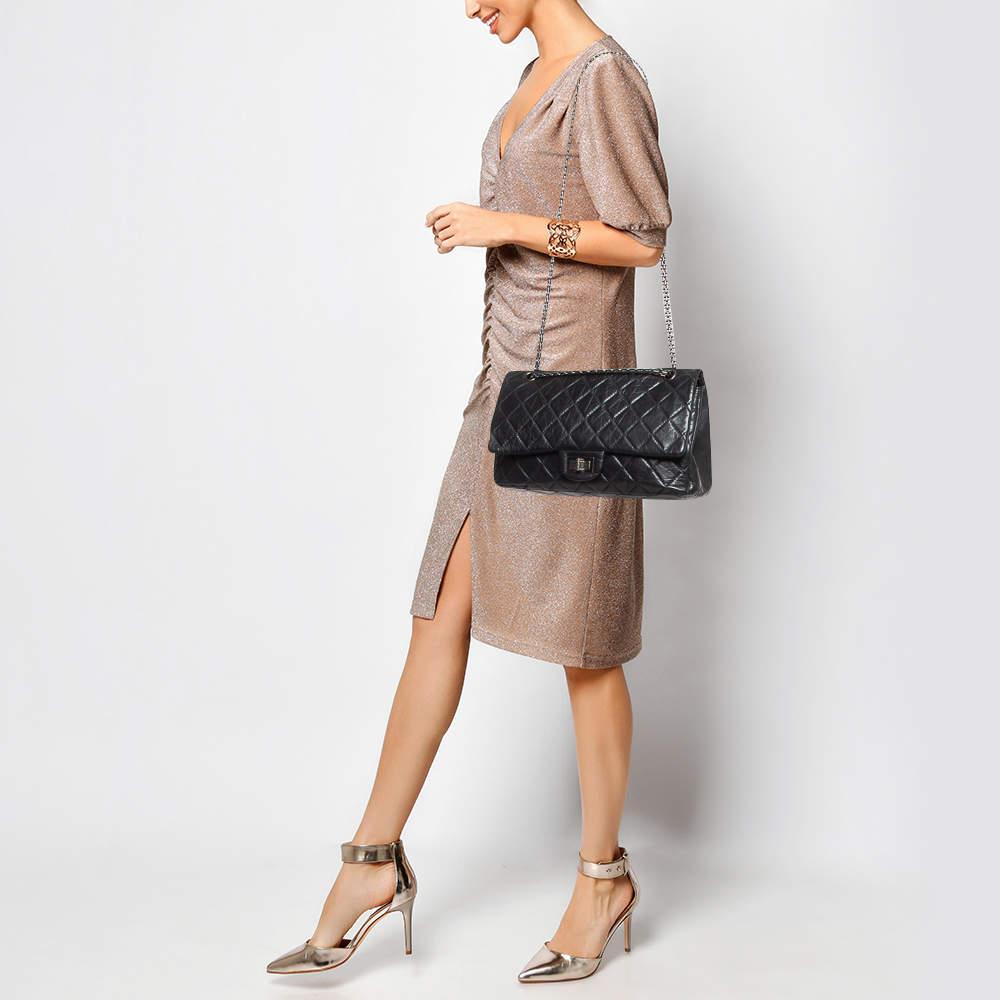Date un capricho de lujo con este bolso Chanel Reissue 2.55 Classic 227. Meticulosamente elaborado con materiales de primera calidad, combina un diseño exquisito, una artesanía impecable y una elegancia atemporal. Eleva tu estilo con este accesorio