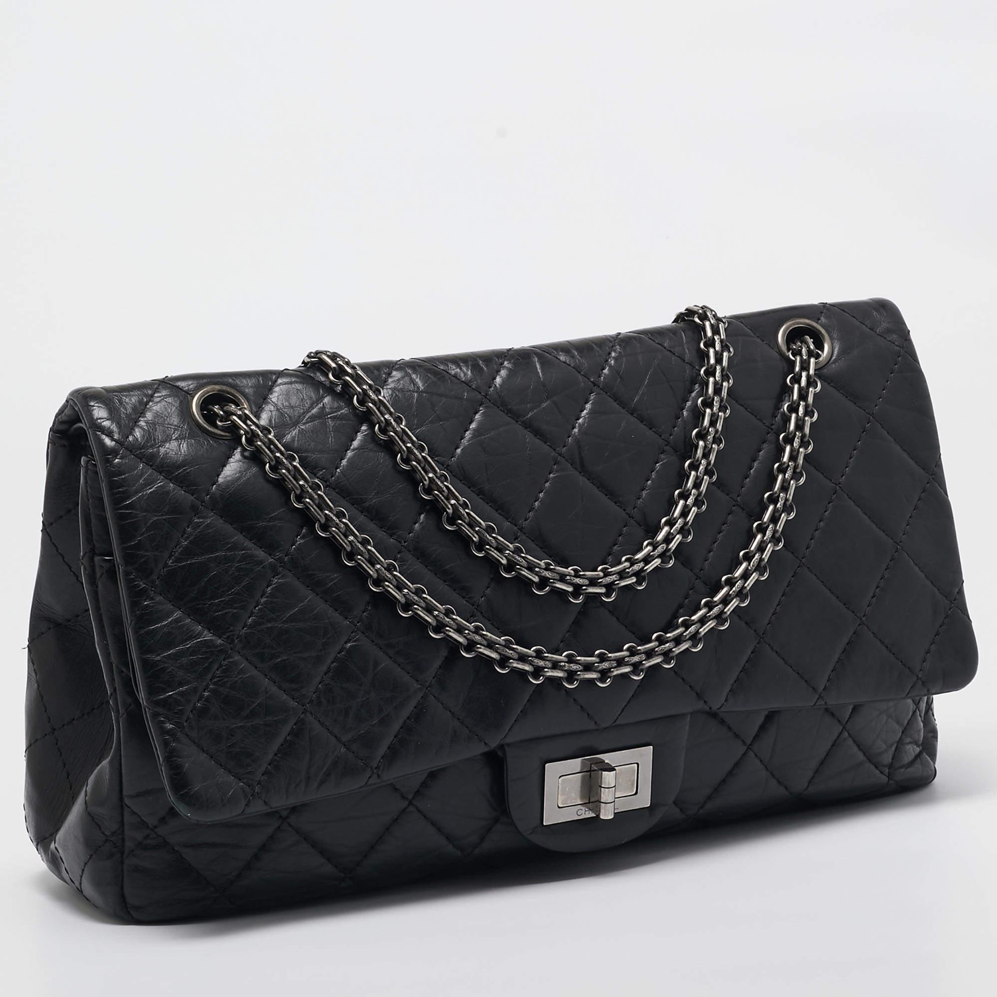 Chanel Bolso con solapa Reissue 2.55 Classic Leather 227 de piel envejecida acolchada negra Negro