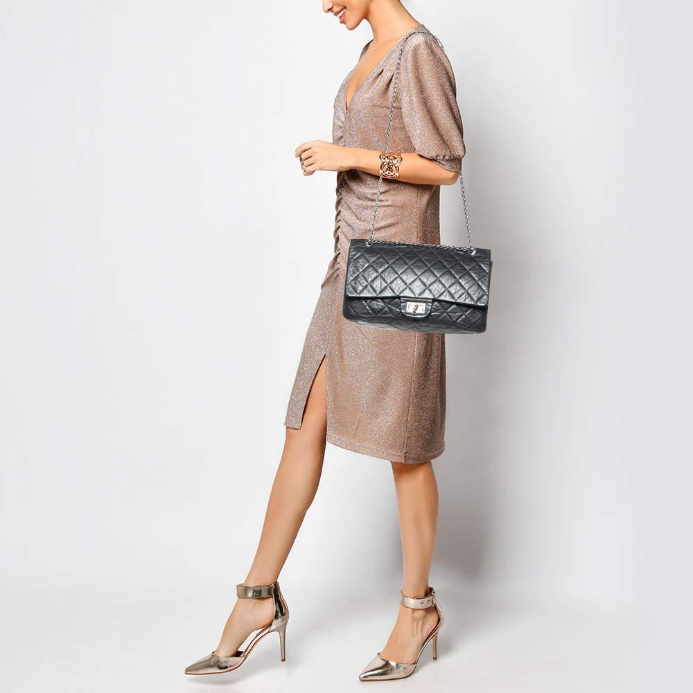 Noir Chanel - Sac à rabat classique 227 en cuir vieilli matelassé noir, réédition 2.55 en vente