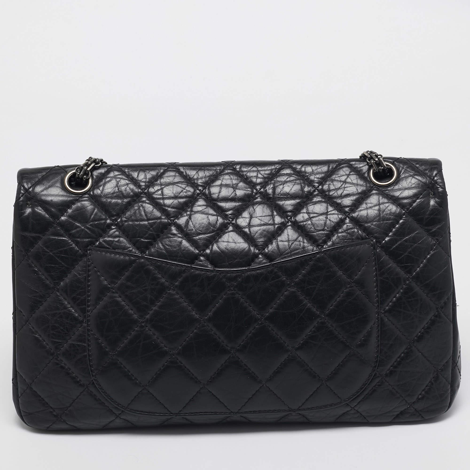 Chanel Bolso con solapa Reissue 2.55 Classic Leather 227 de piel envejecida acolchada negra en Bueno Estado en Dubai, Al Qouz 2
