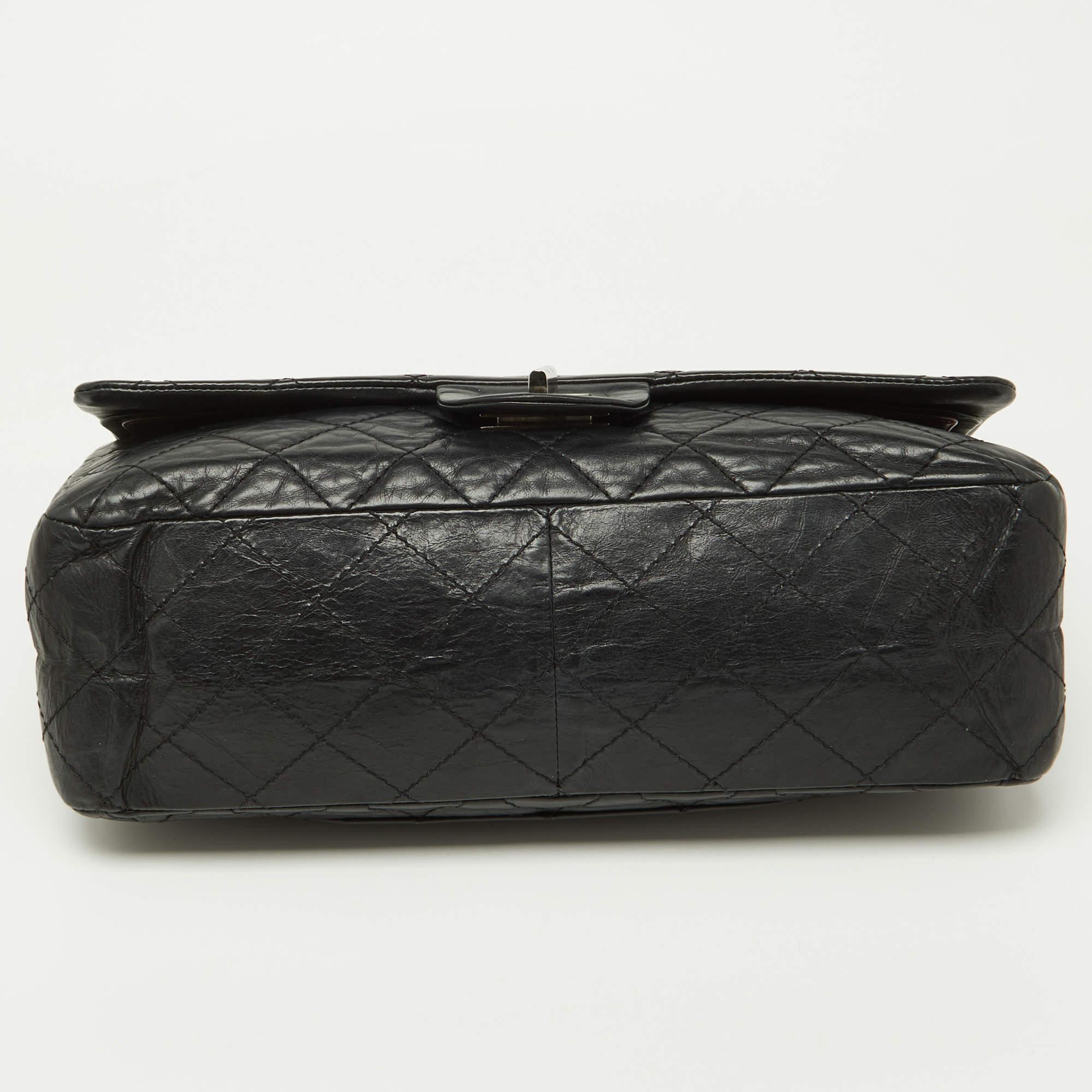 Chanel - Sac à rabat classique 227 en cuir vieilli matelassé noir, réédition 2.55 Pour femmes en vente