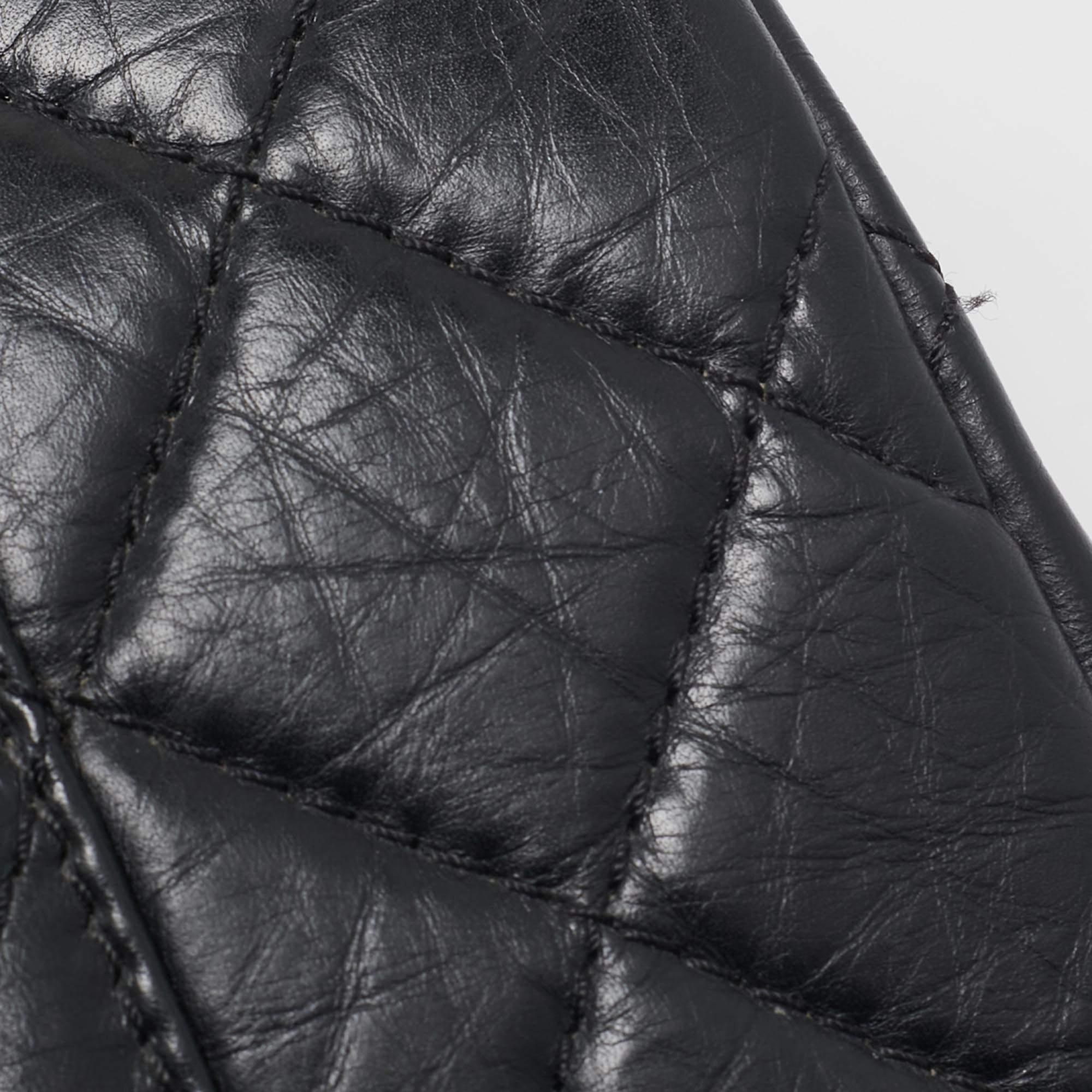 Chanel Bolso con solapa Reissue 2.55 Classic Leather 227 de piel envejecida acolchada negra 1