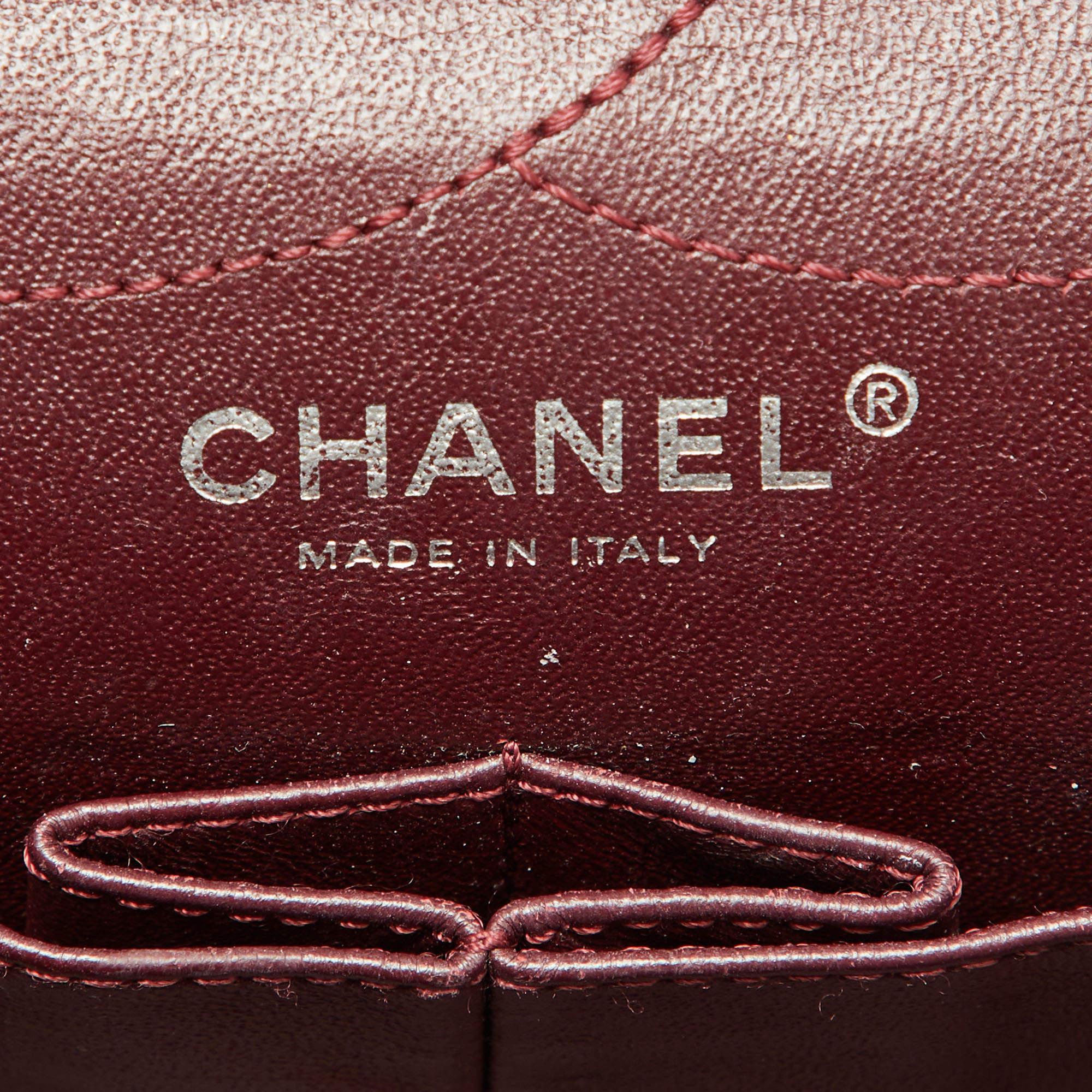 Chanel - Sac à rabat classique 227 en cuir vieilli matelassé noir, réédition 2.55 en vente 1