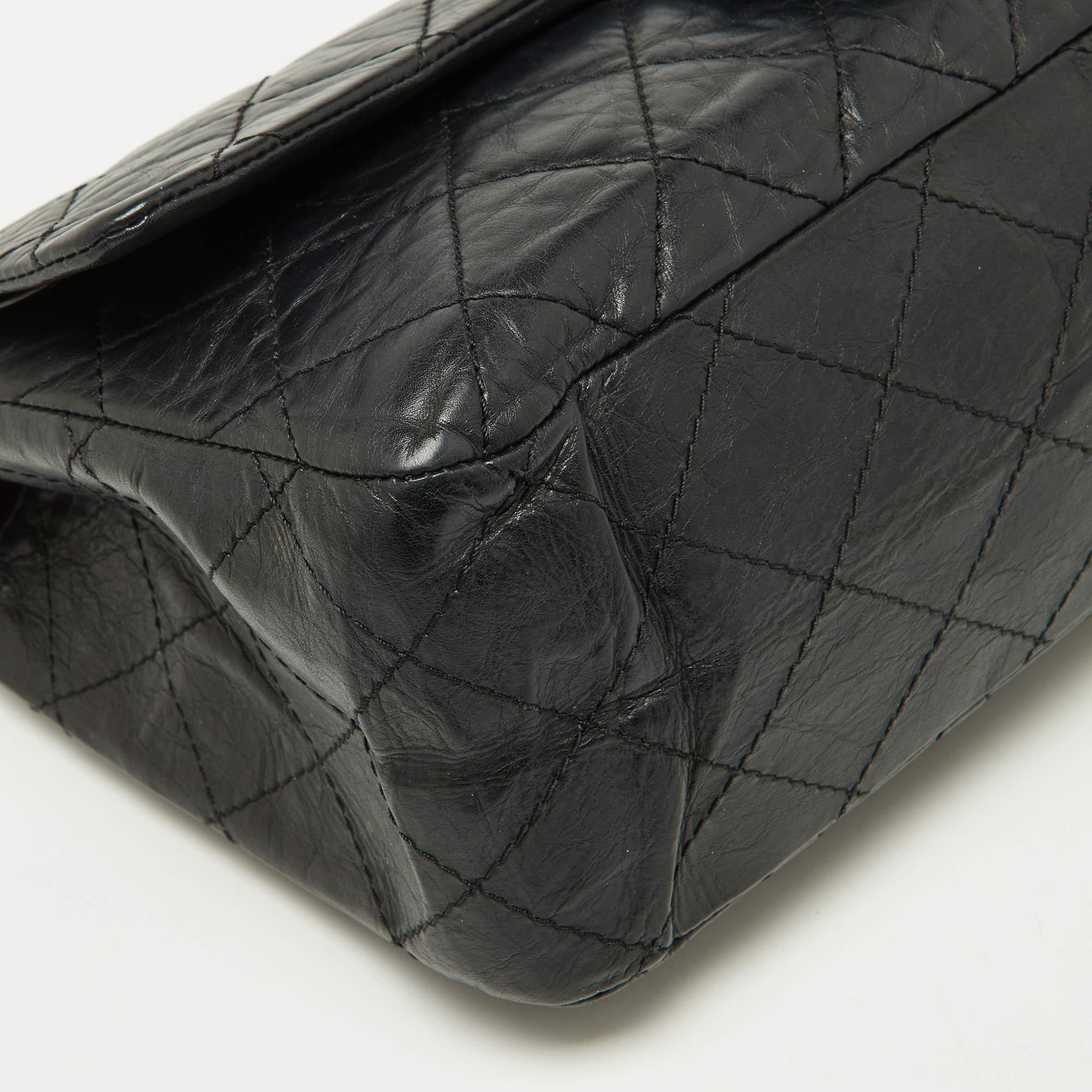 Chanel - Sac à rabat classique 227 en cuir vieilli matelassé noir, réédition 2.55 en vente 4
