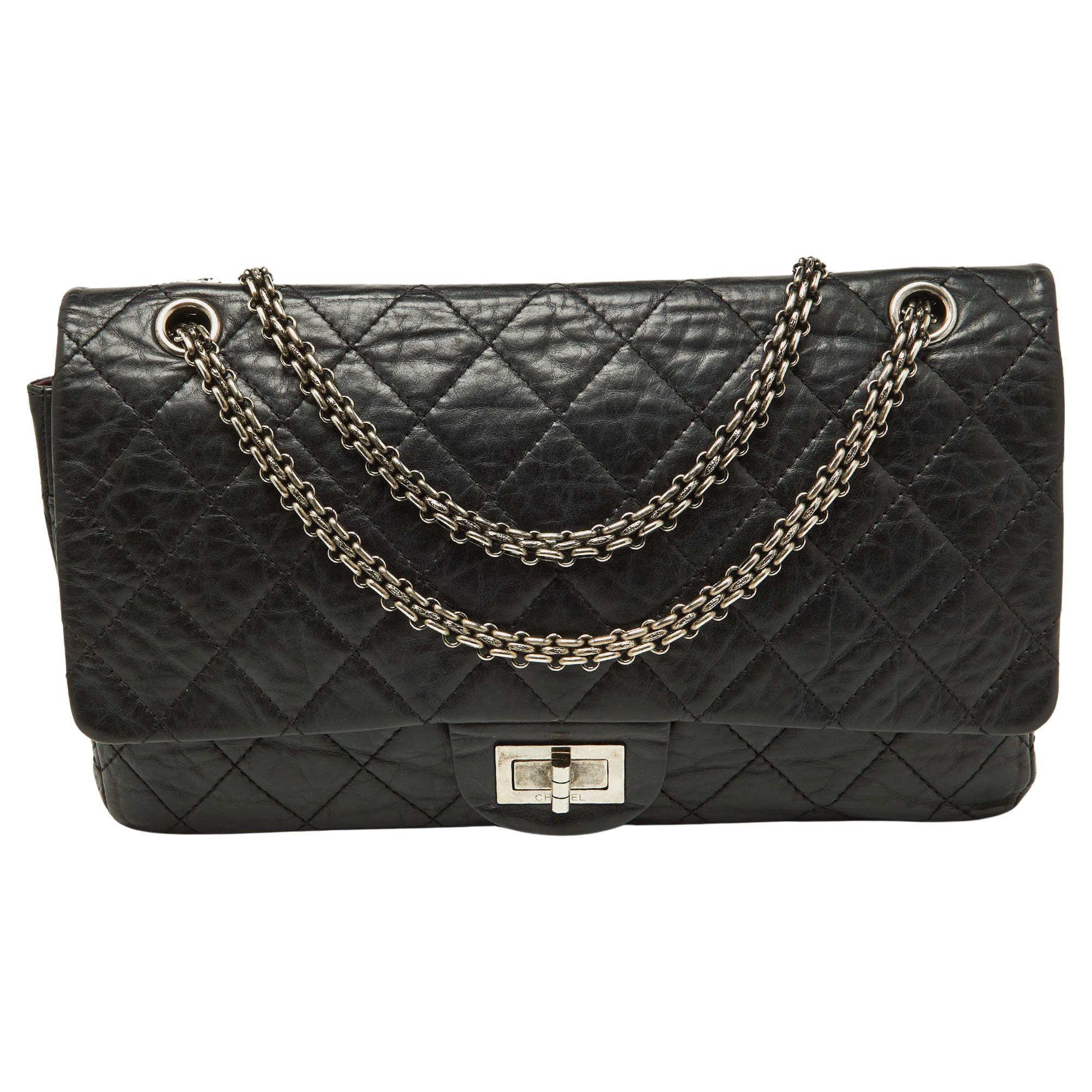 Chanel - Sac à rabat classique 227 en cuir vieilli matelassé noir, réédition 2.55