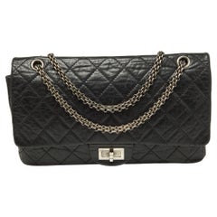Chanel Bolso con solapa Reissue 2.55 Classic Leather 227 de piel envejecida acolchada negra