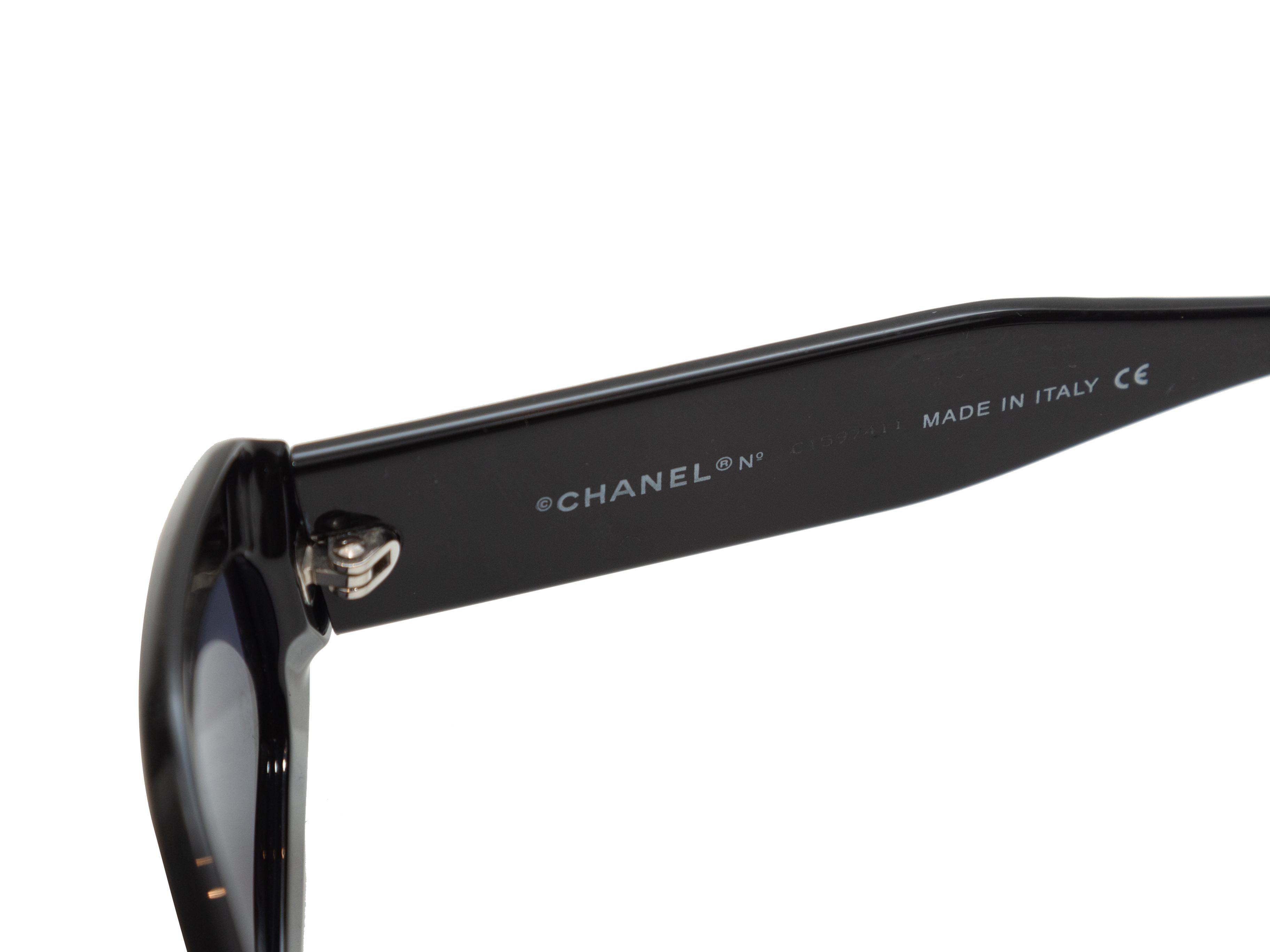 Occhiali da sole Chanel neri con braccio trapuntato 1