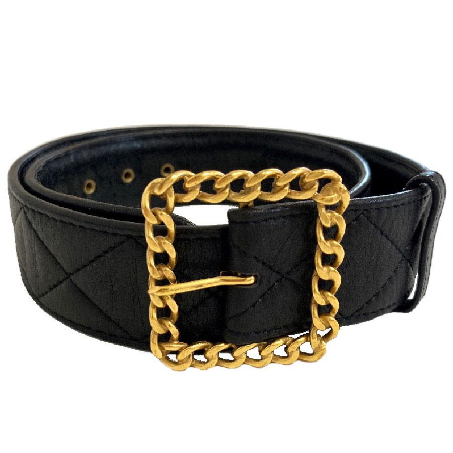 Black lambskin belt. The loop is square and chain-shaped. It is a vintage collection, from spring 1993.
It is in very good condition. Folded folds are present on the interior leather.
Its square chain buckle is in gilded metal and in very good