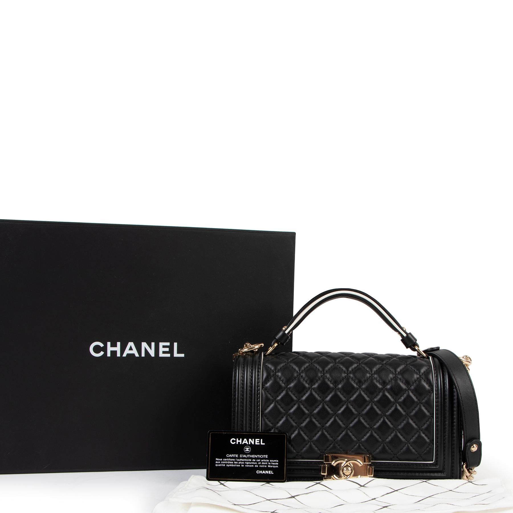 Chanel Schwarz Gesteppt Junge Chanel Griff Klappe Tasche

Karl Lagerfeld entwarf die Boy Bag als Hommage an die jungenhafte Ausstrahlung, für die Coco Chanel bekannt war. Und der Name ist von der Liebe ihres Lebens, Boy Capel, entlehnt.

Gesteppt