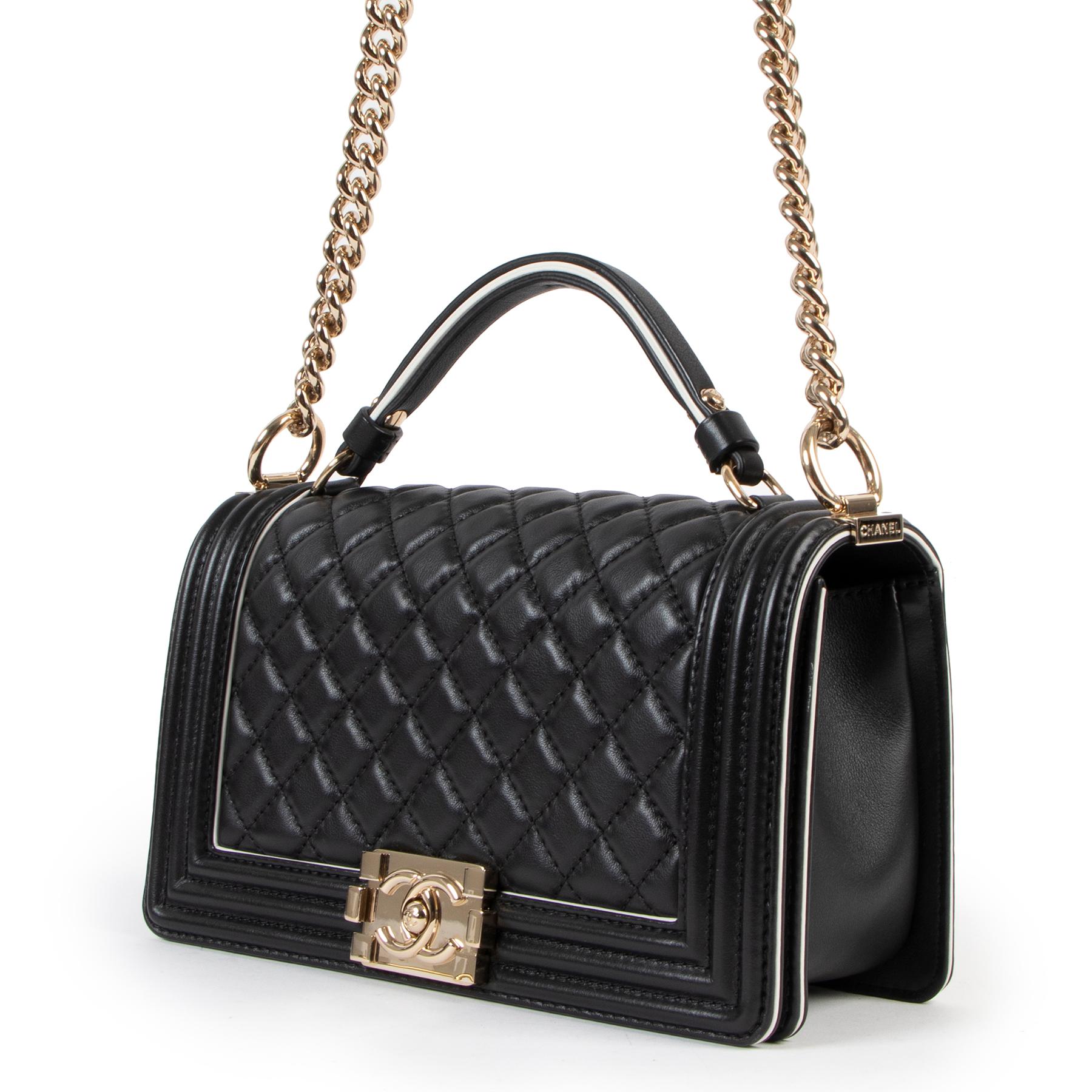 Chanel Schwarze gesteppte Boy Chanel Tasche mit Henkelklappe im Zustand „Hervorragend“ in Antwerp, BE