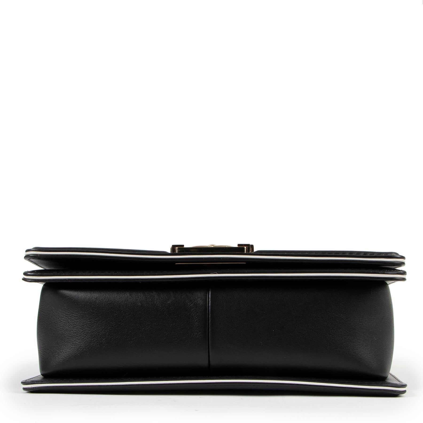 Chanel Schwarze gesteppte Boy Chanel Tasche mit Henkelklappe 1