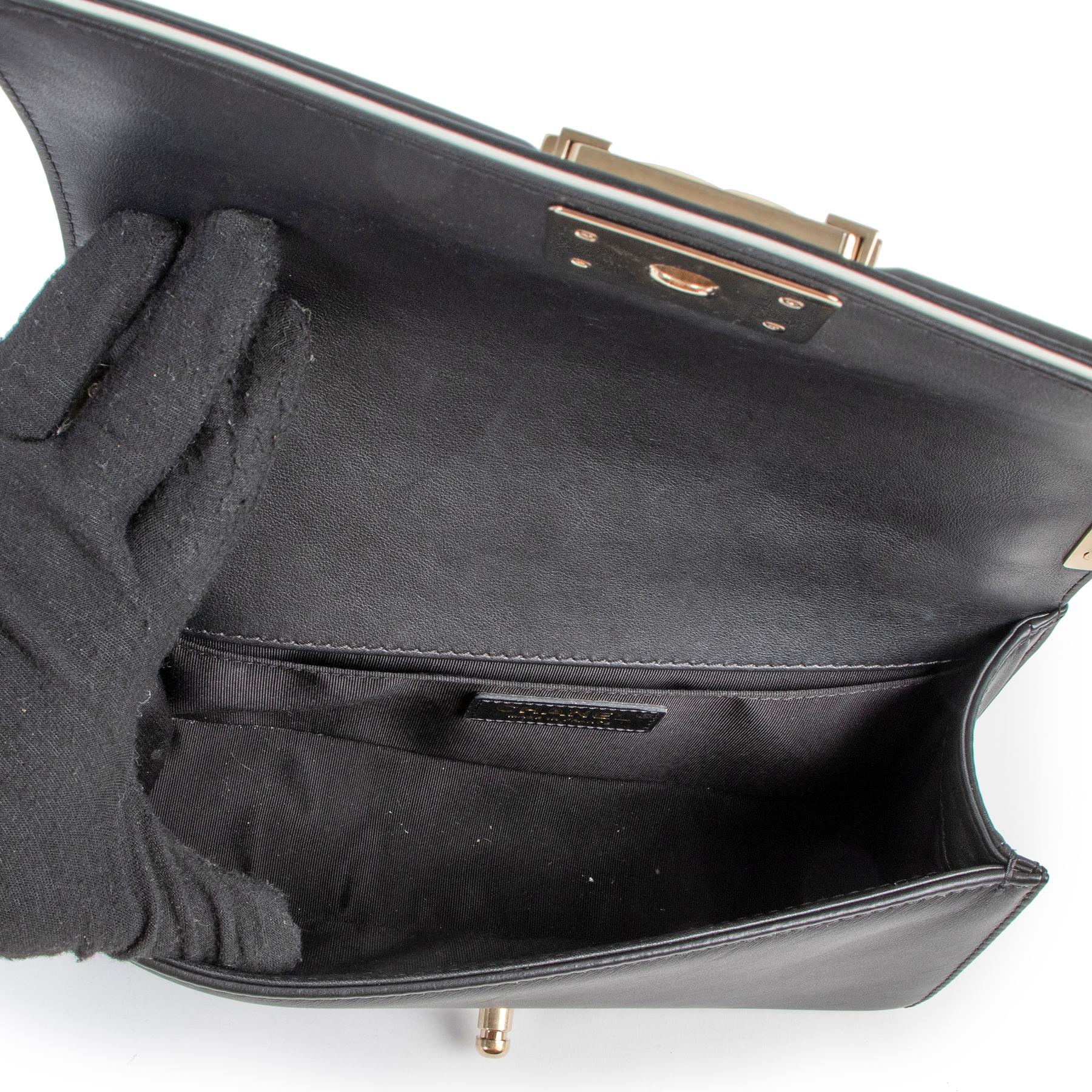 Chanel Schwarze gesteppte Boy Chanel Tasche mit Henkelklappe 2
