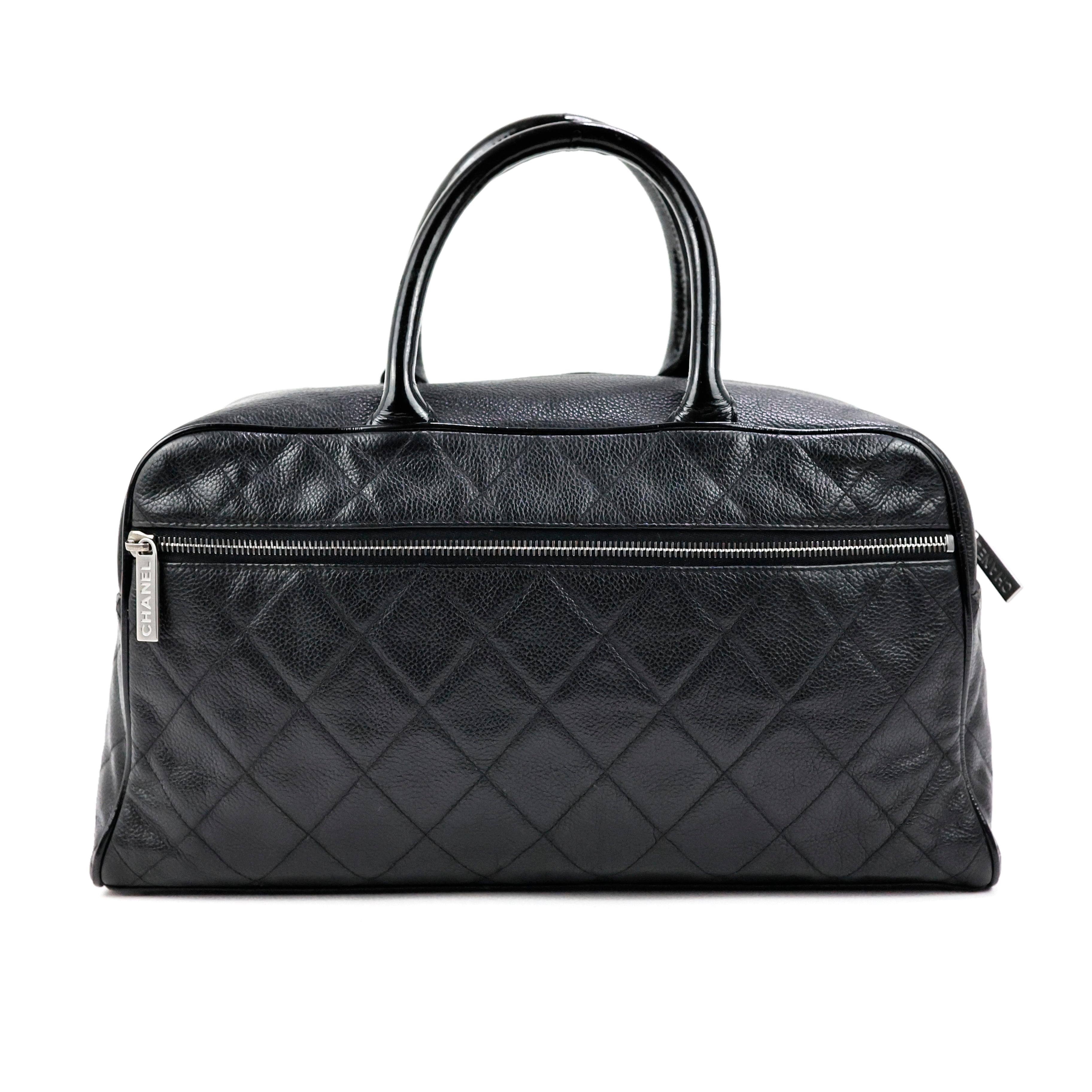 Chanel Quilted Black Caviar leather boston bag.

Condition:
Really good.

Packing/accessories:
Authenticity card.

Measurements:
37cm x 20cm x 11cm