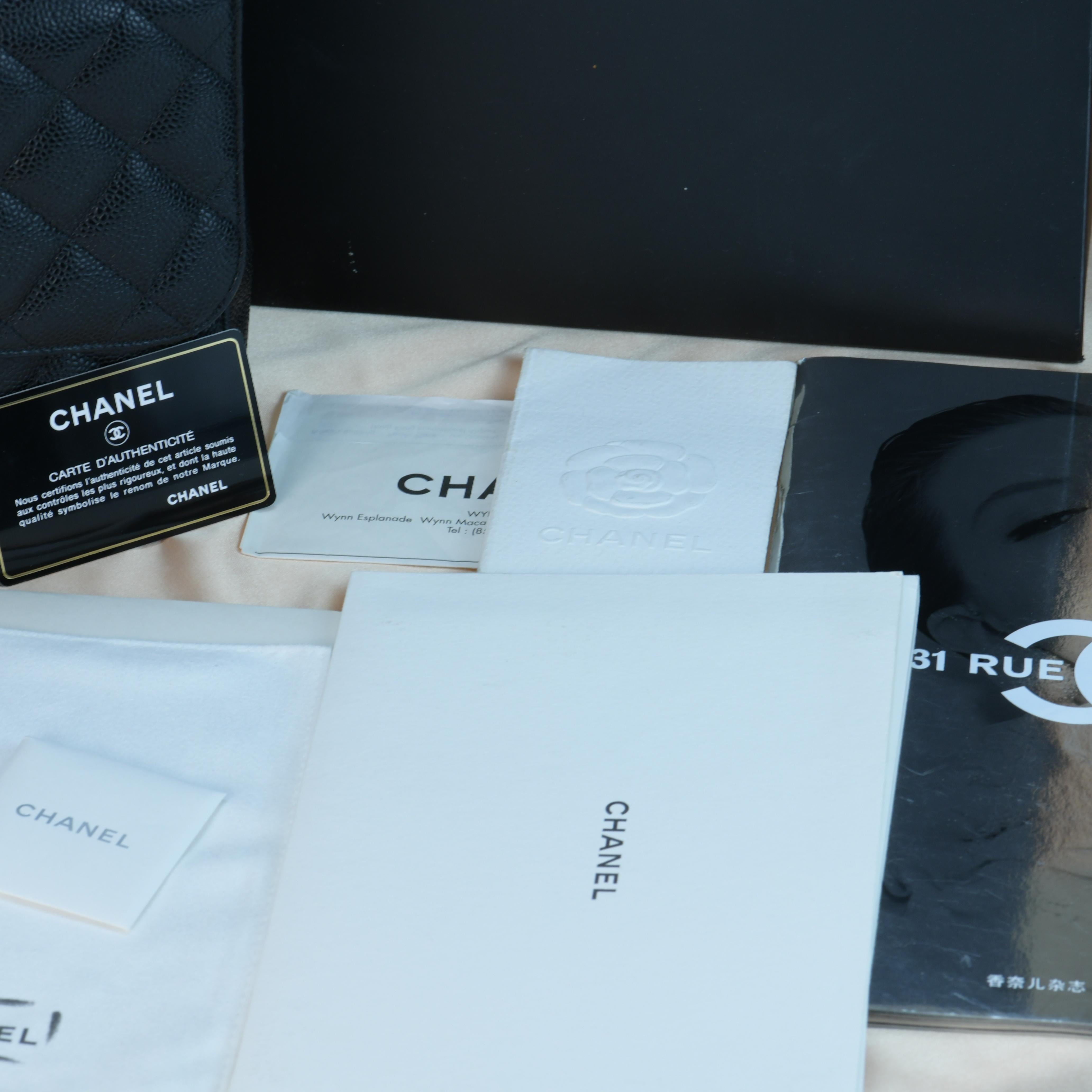 CHANEL Sac à double rabat classique et intemporel Jumbo en cuir de veau matelassé noir en vente 8