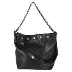 Chanel Borsa a secchiello con bottone grande in pelle di vitello trapuntata nera CC