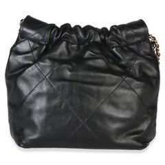 Chanel 22 Mini Hobo aus schwarzem, gestepptem Kalbsleder
