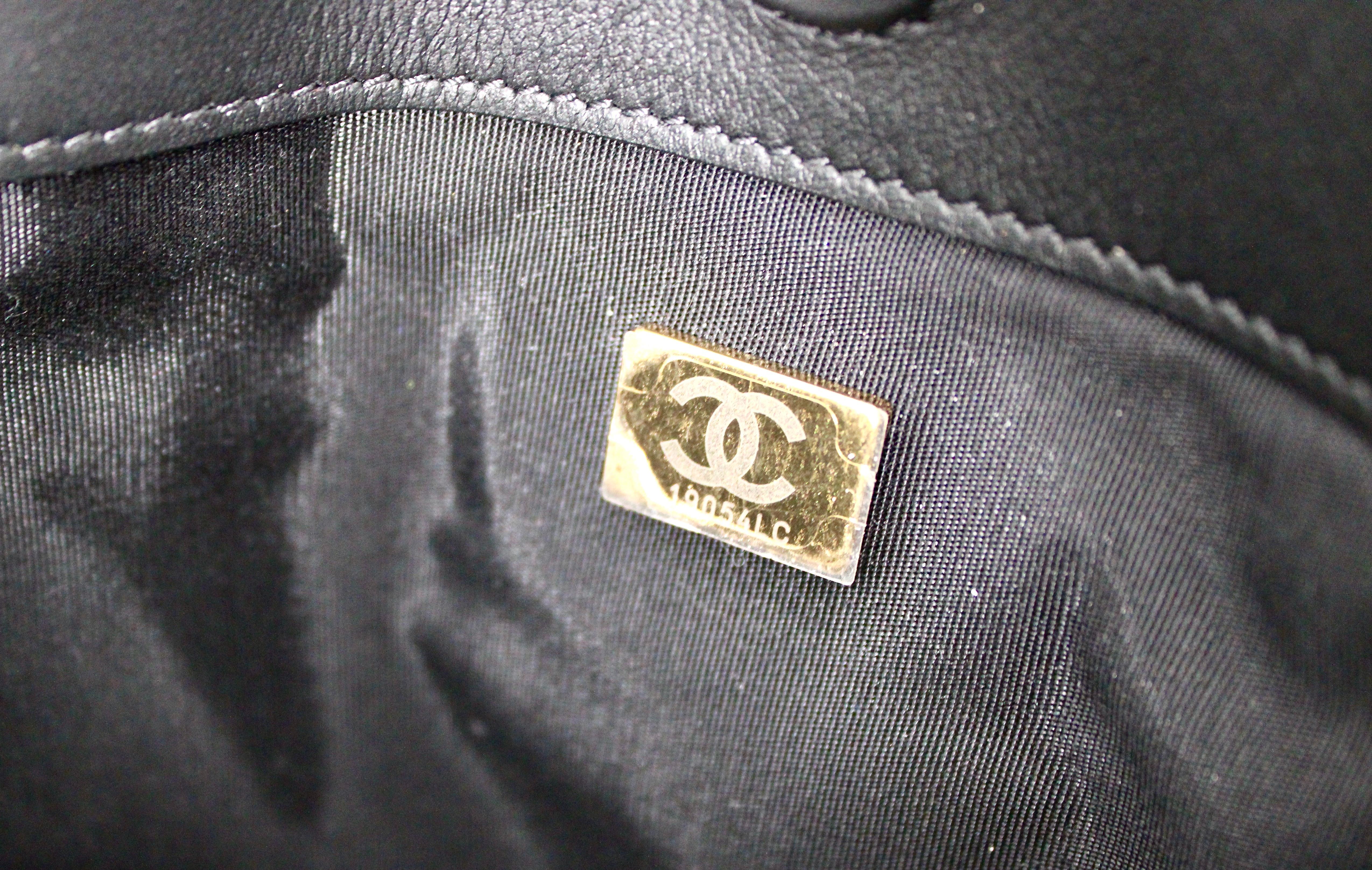 Chanel - Fourre-tout plat à franges en cuir de veau matelassé noir en vente 5