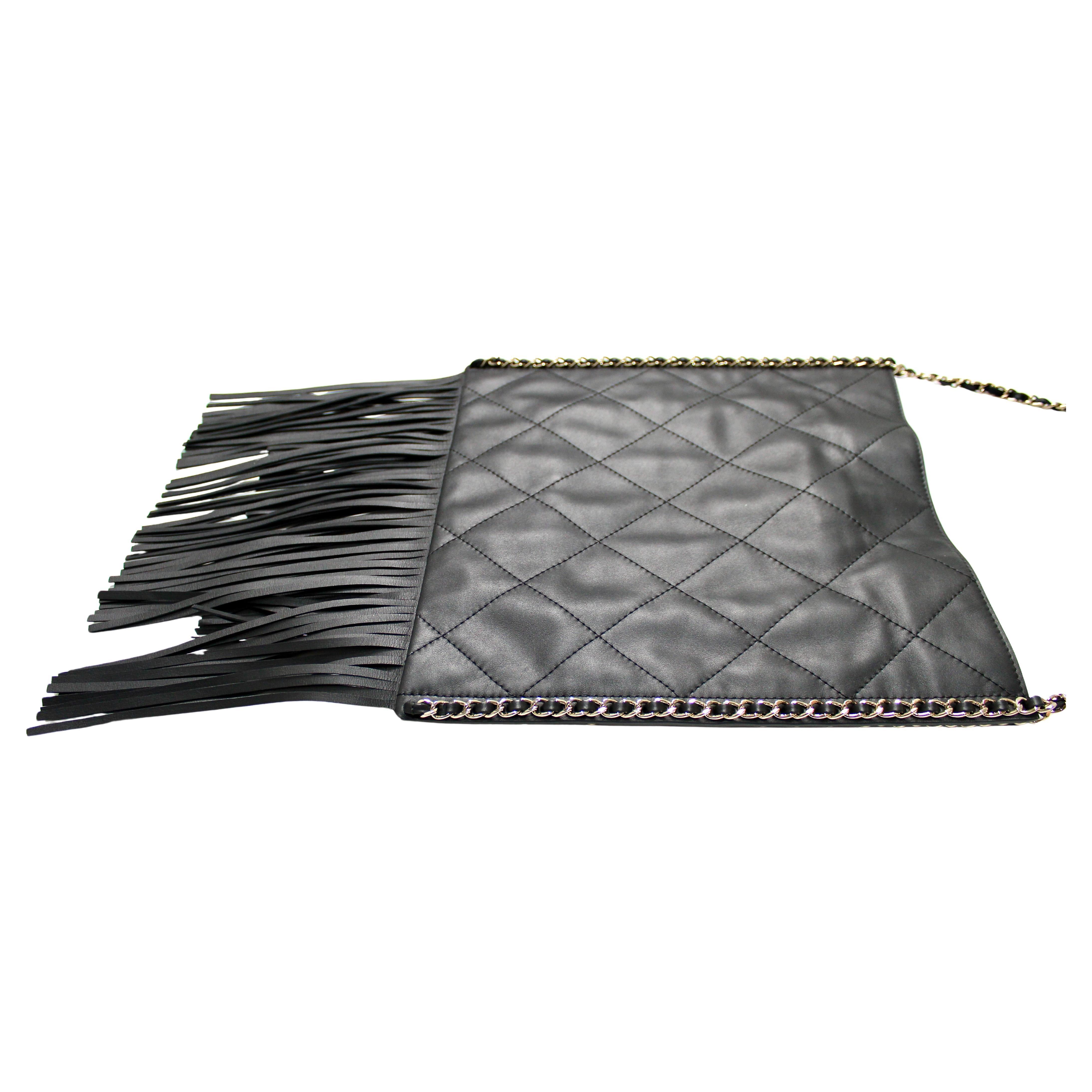 Chanel - Fourre-tout plat à franges en cuir de veau matelassé noir en vente 1