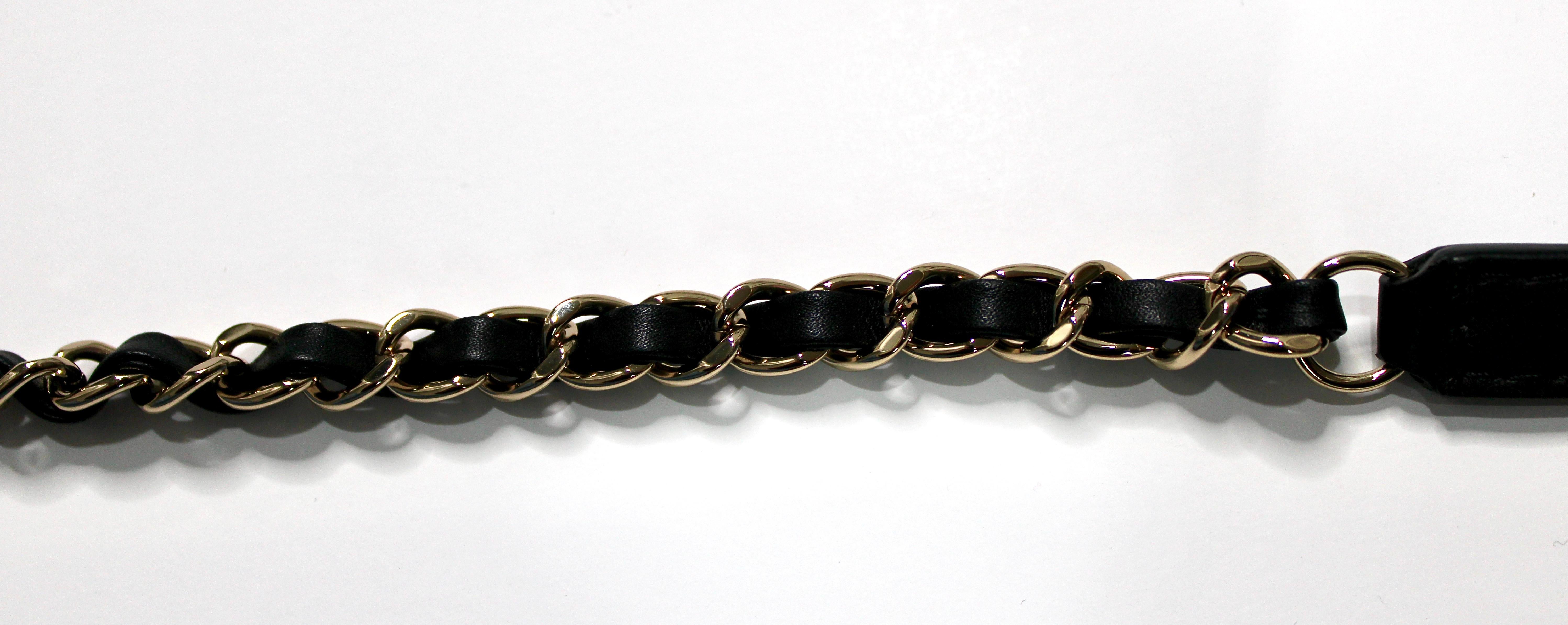 Chanel - Fourre-tout plat à franges en cuir de veau matelassé noir en vente 2