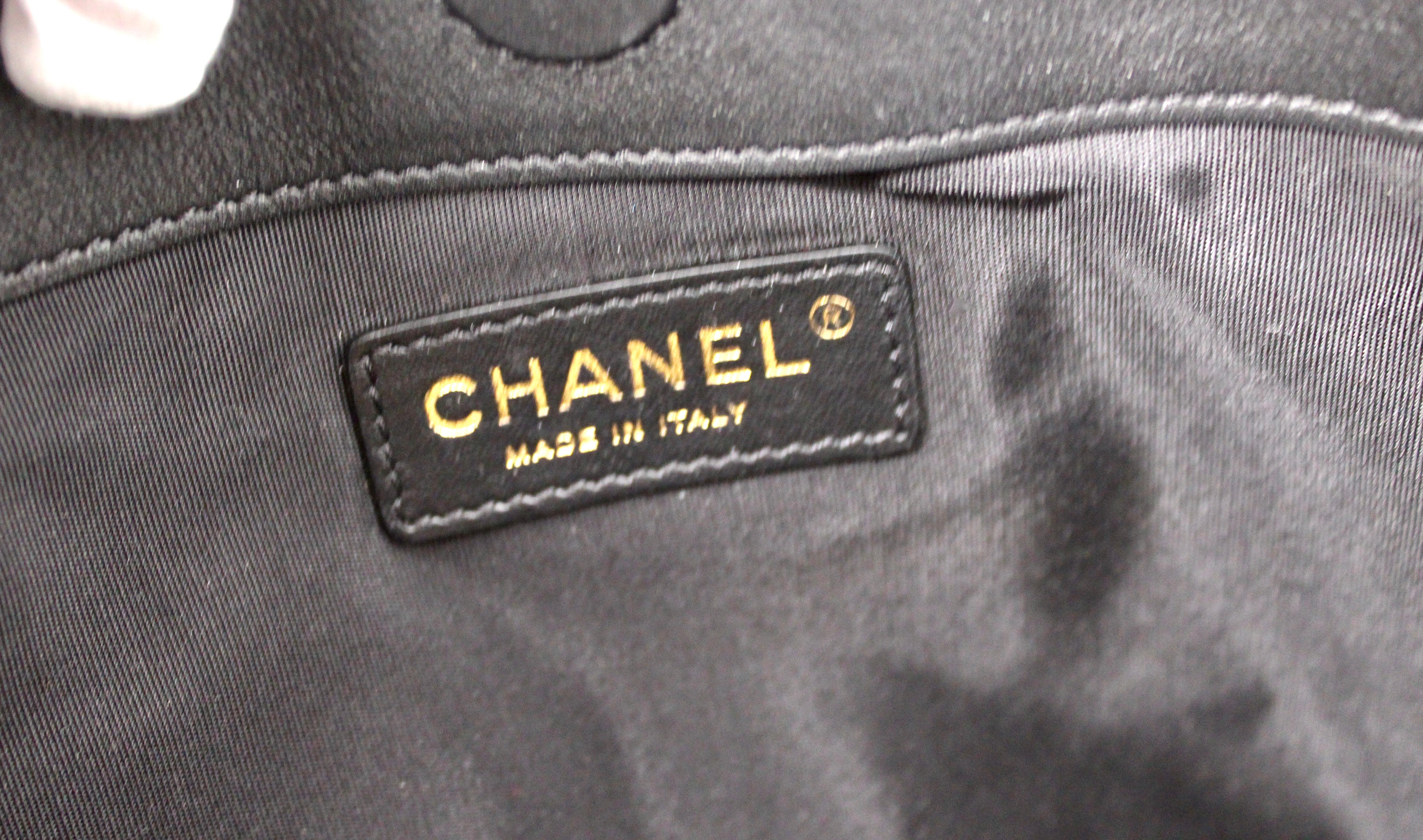 Chanel - Fourre-tout plat à franges en cuir de veau matelassé noir en vente 4