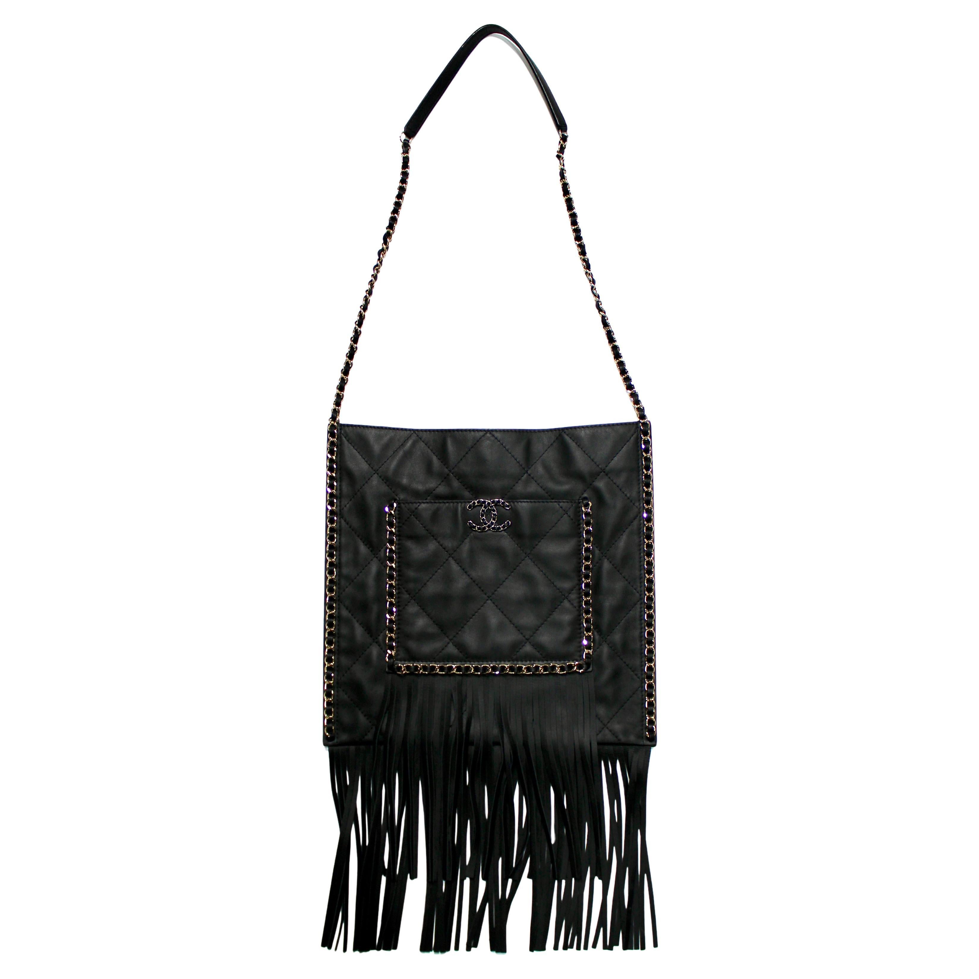 Chanel - Fourre-tout plat à franges en cuir de veau matelassé noir