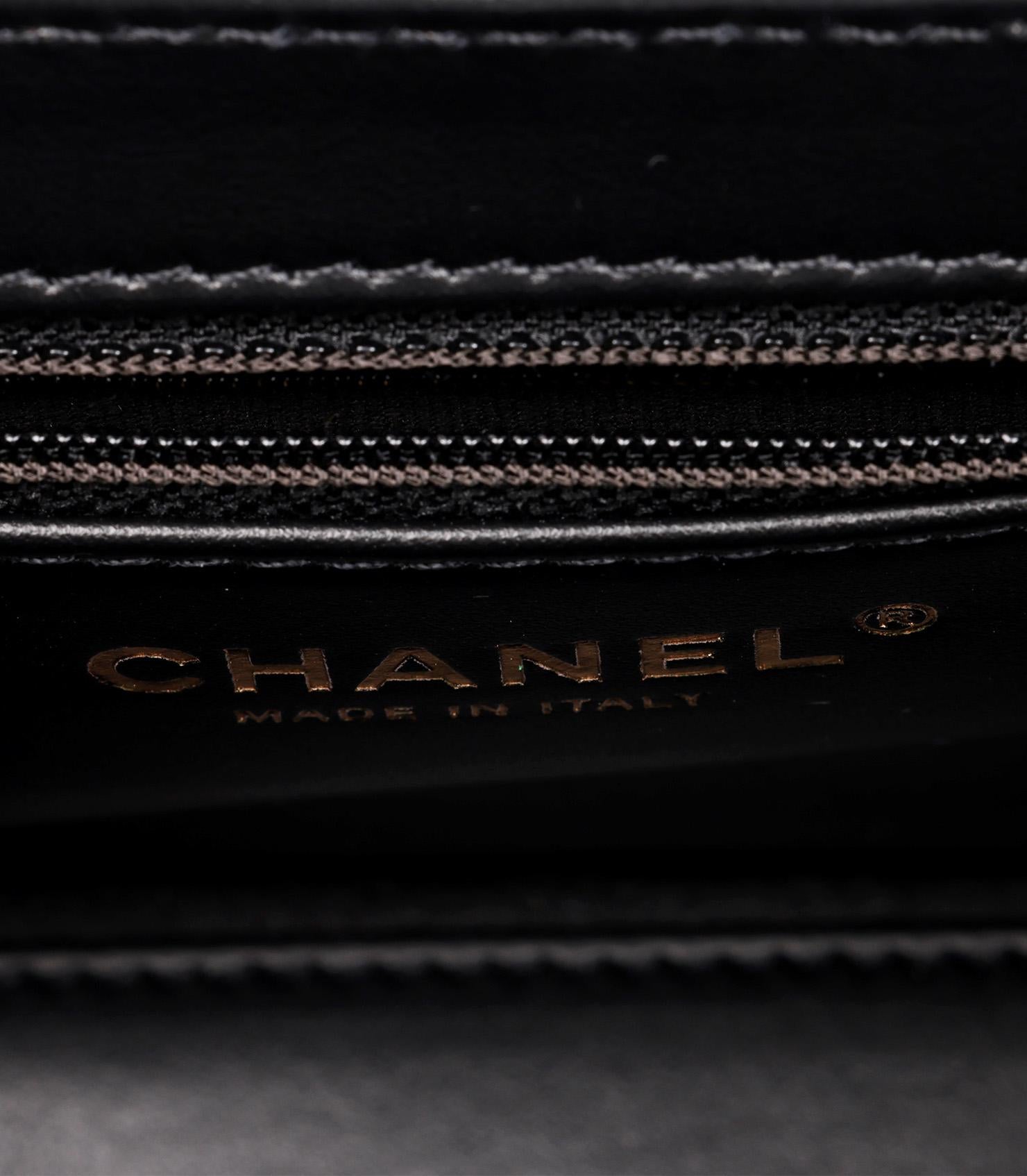 Bolso Kelly Nano Classic de Chanel en piel de becerro acolchada negra en venta 3