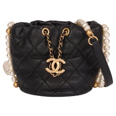 Chanel Schwarze Micro Bucket Bag aus gestepptem Kalbsleder und Leder mit Perlen