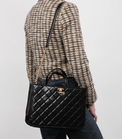 Chanel Schwarzes gestepptes Kalbsleder Kleine, gerade gefütterte Umhängetasche