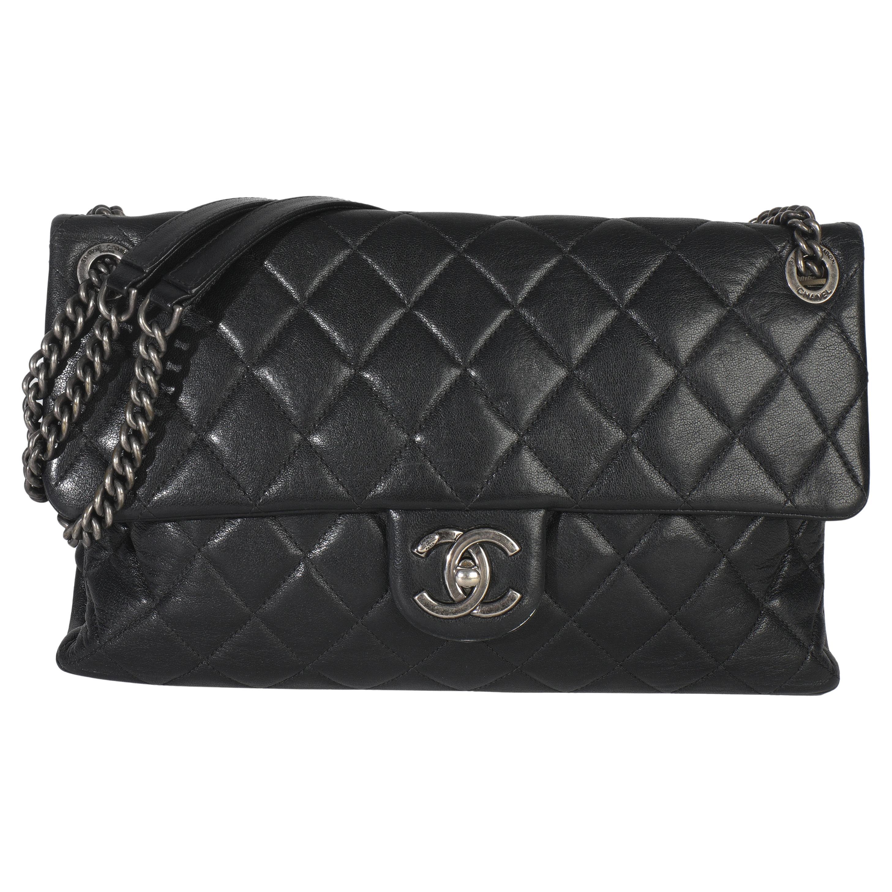 Borsa Chanel nera trapuntata in pelle di vitello media borgogna con patta in vendita