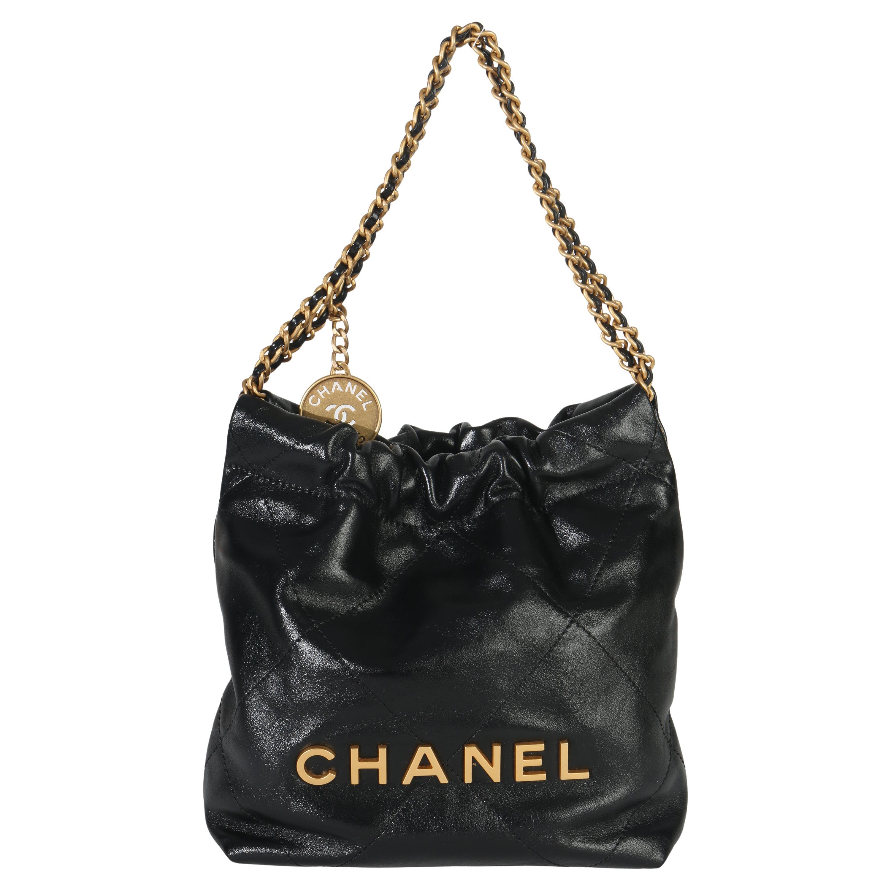 Chanel Mini Chanel 22 Hobo en cuir de veau matelassé noir en vente