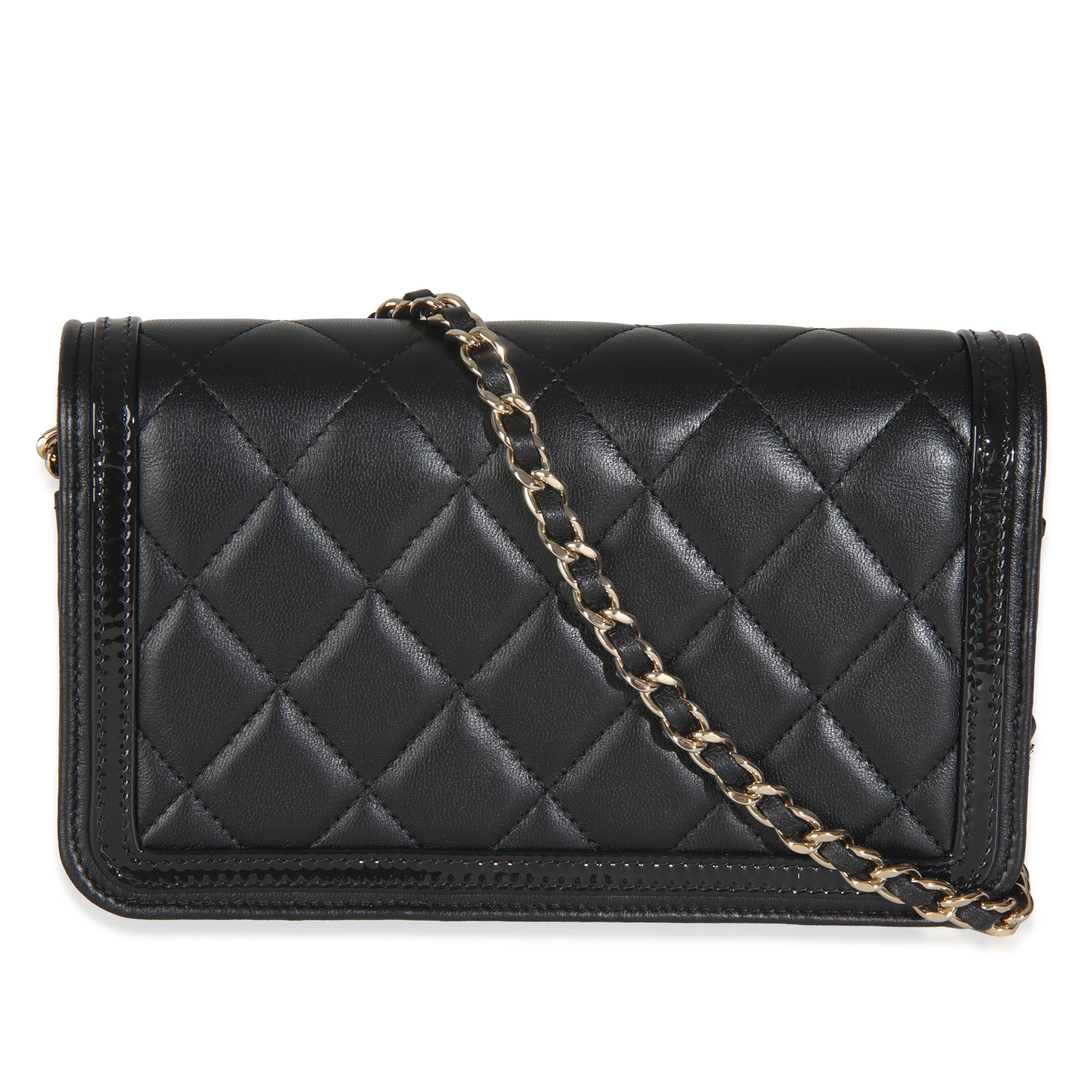 Título del listado: Chanel Funda para teléfono de piel de becerro acolchada negra con cadena
SKU: Z145728
Estado: Seminuevo 
Estado del bolso: Prístino
Comentarios sobre el estado: El artículo no presenta signos de desgaste.  Venta final.
Marca: