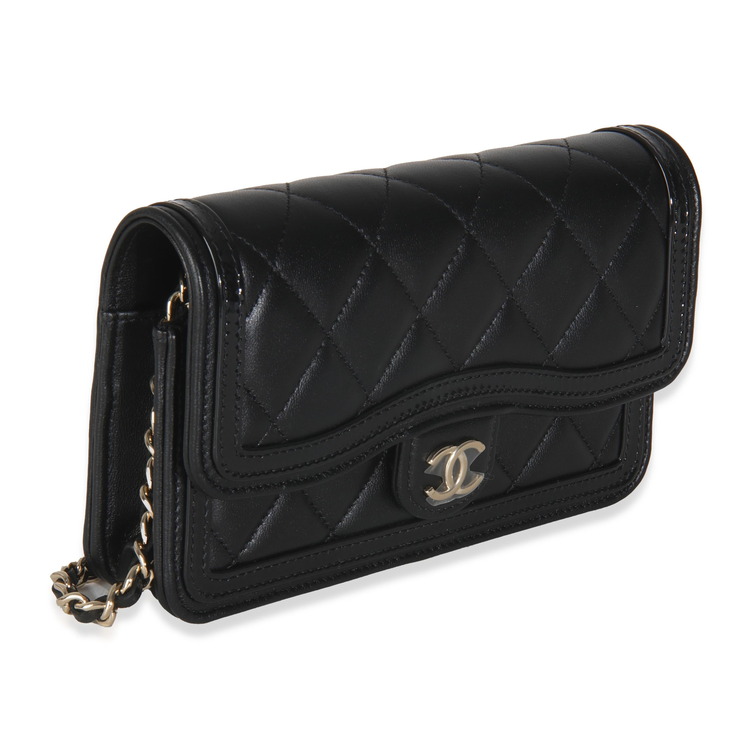 Chanel Funda para teléfono de piel de becerro acolchada negra con cadena Negro en venta