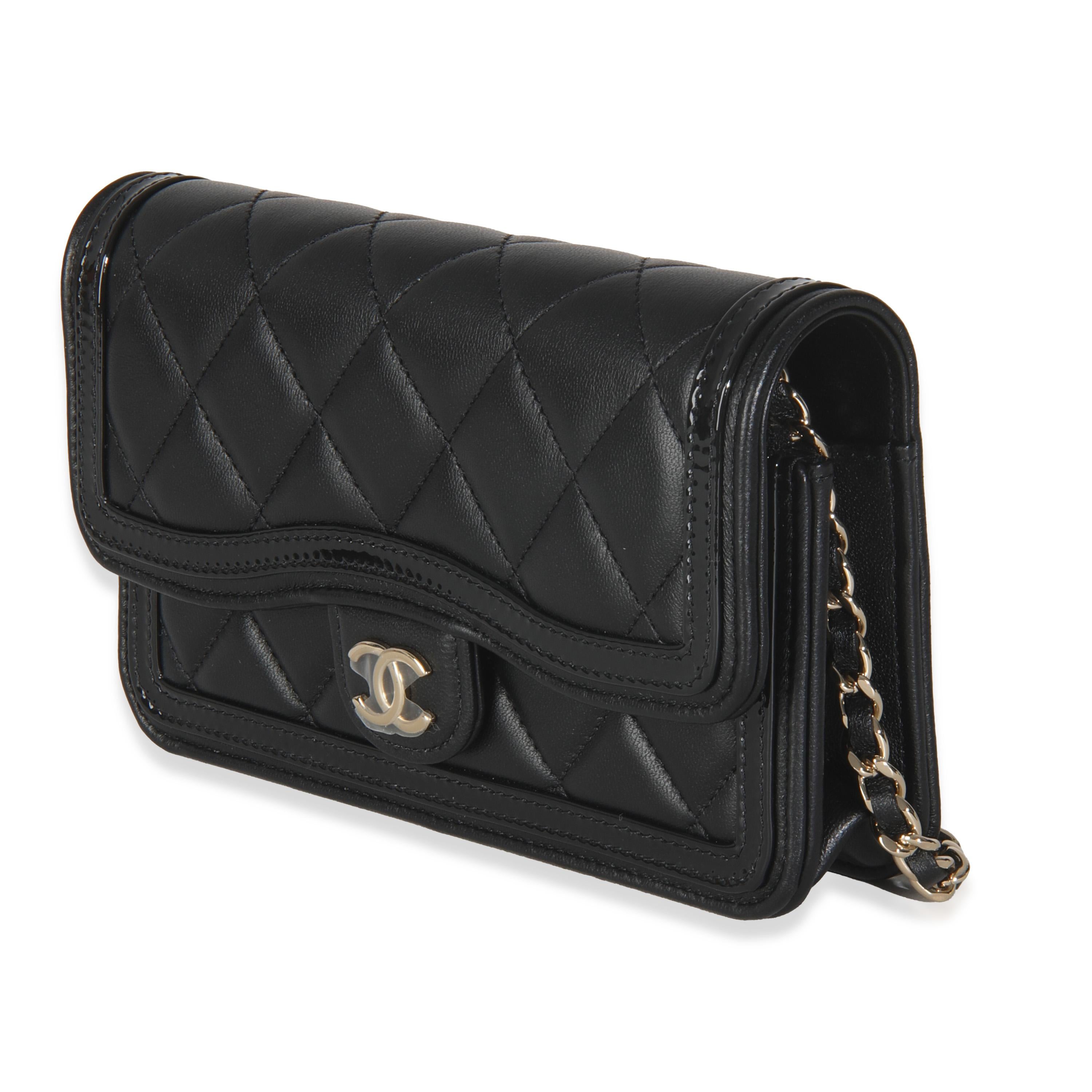 Chanel Funda para teléfono de piel de becerro acolchada negra con cadena en Excelente estado para la venta en New York, NY