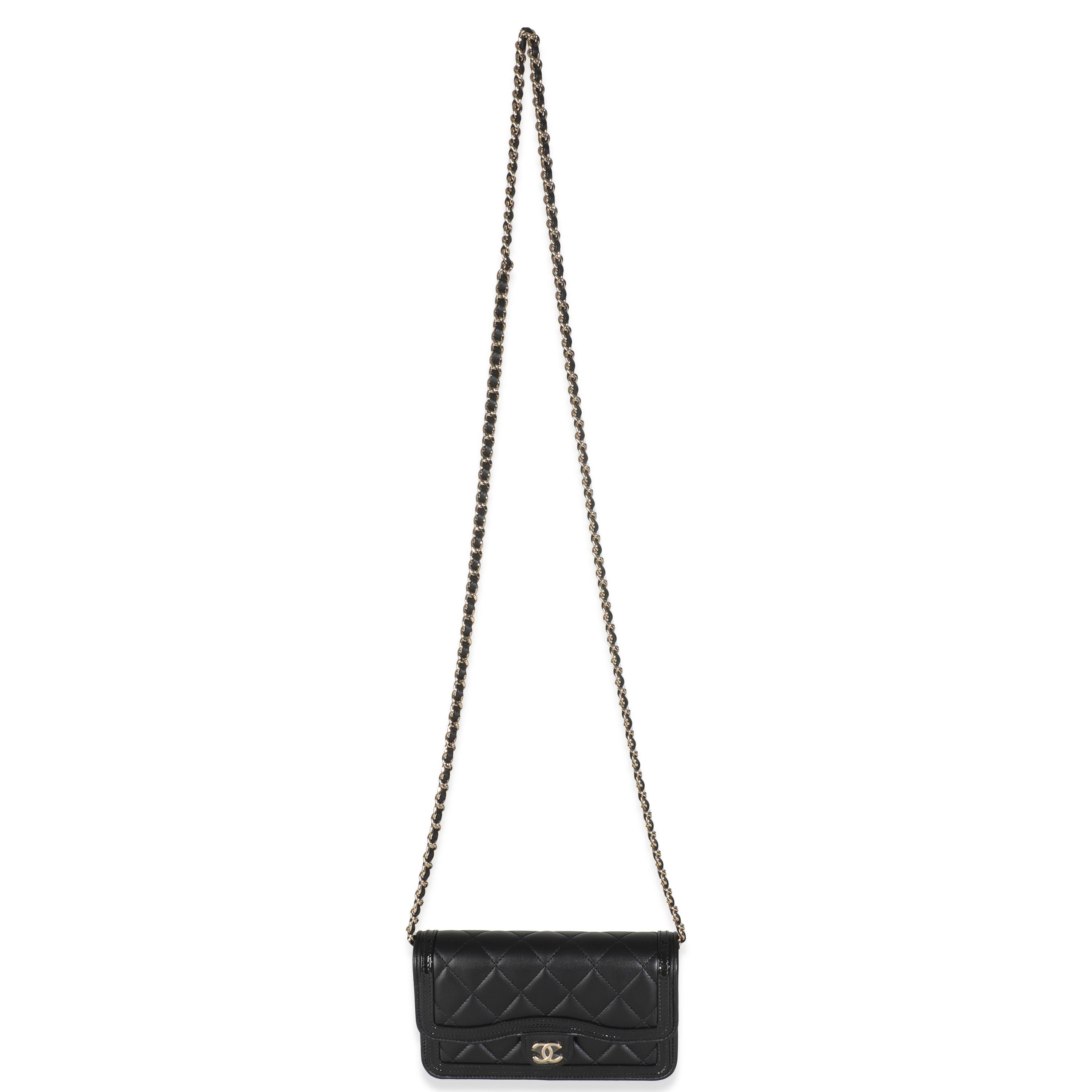 Chanel Funda para teléfono de piel de becerro acolchada negra con cadena en venta 1
